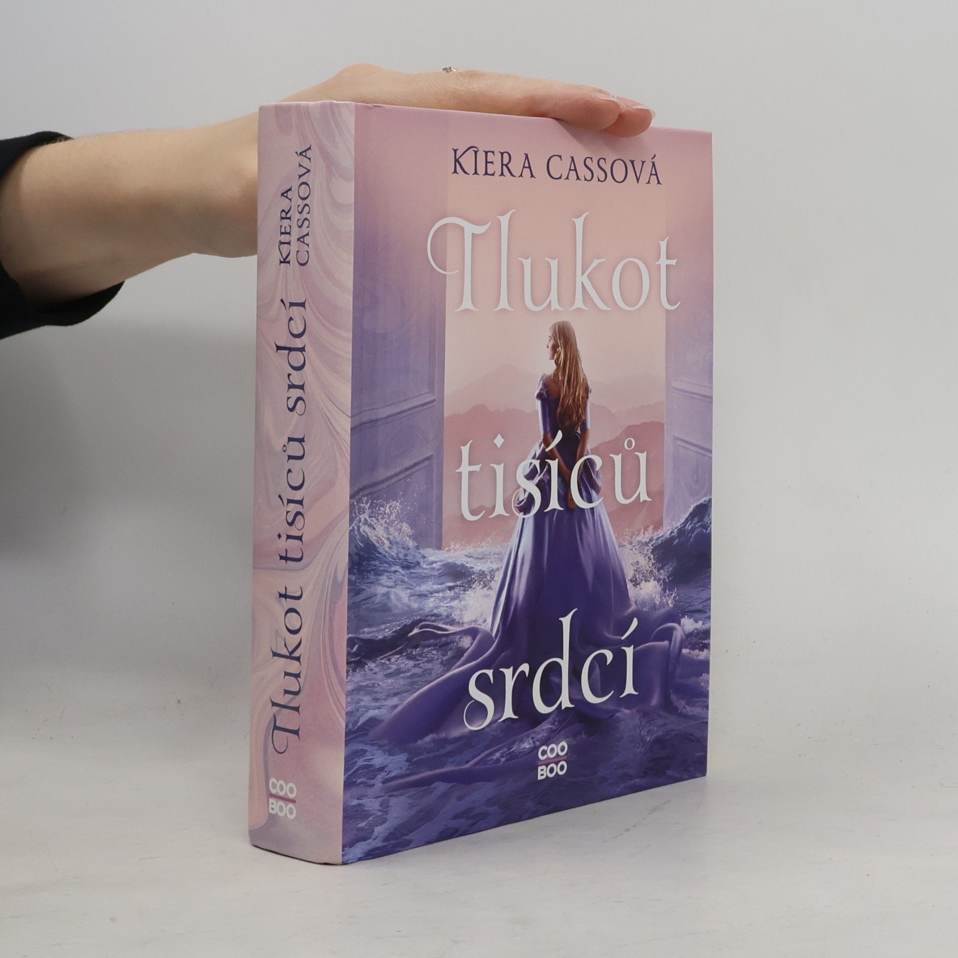 Kiera Cass Tlukot tisíců srdcí