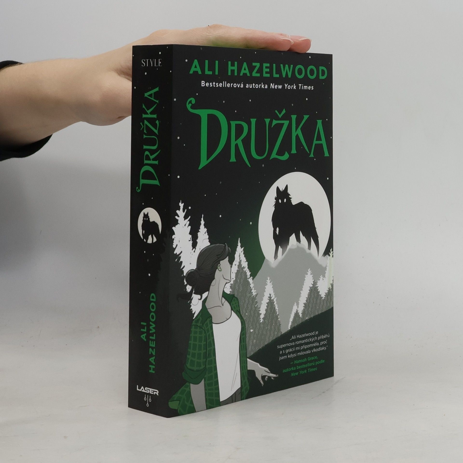 Ali Hazelwood Družka
