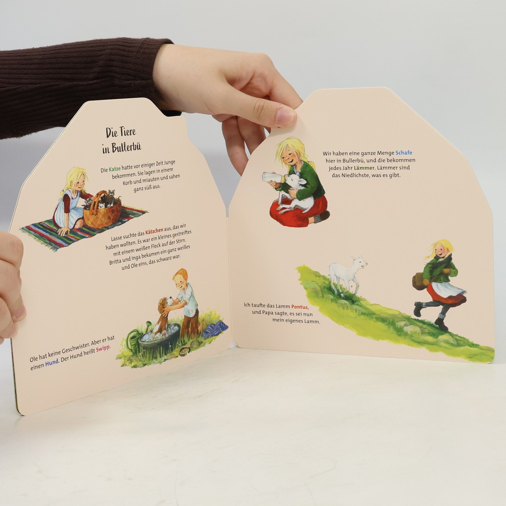 Astrid Lindgren Willkommen in Bullerbü! - Pappbilderbuch in Schwedenhaus-Form mit ersten Geschichten aus Bullerbü für Kleinkinder ab 18 Monaten