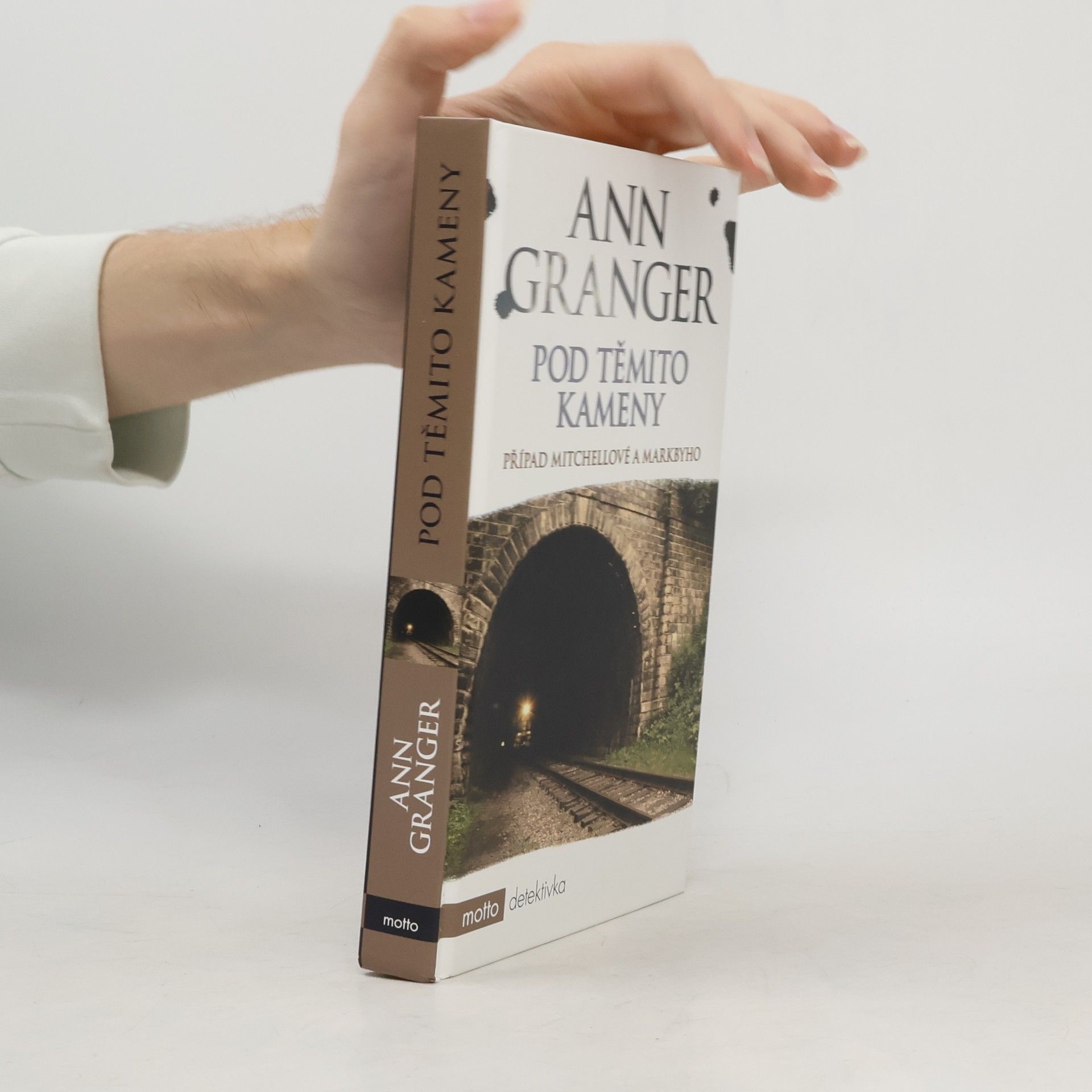 Ann Granger Pod těmito kameny