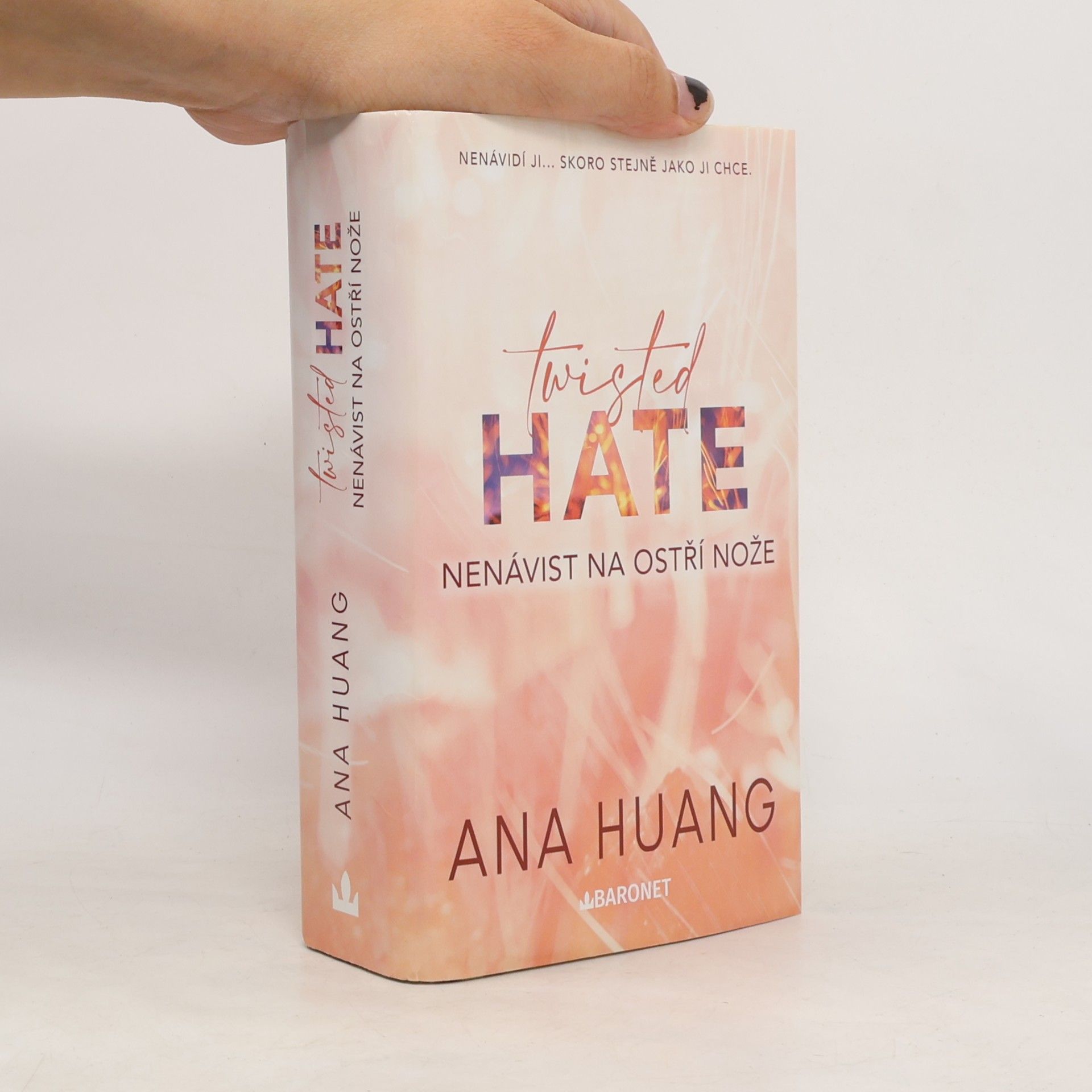 Ana Huang Twisted Hate: Nenávist na ostří nože