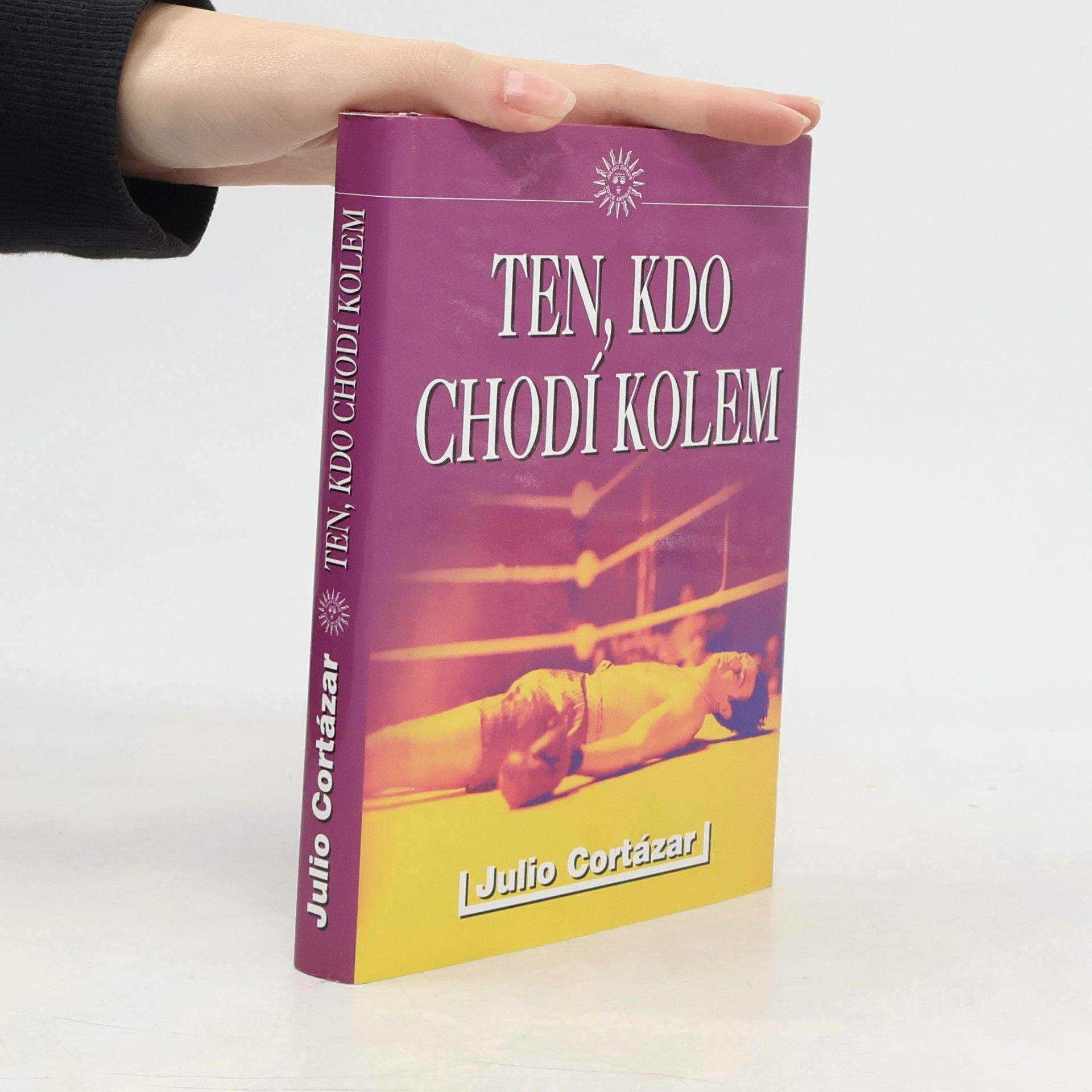 Julio Cortázar Ten, kdo chodí kolem