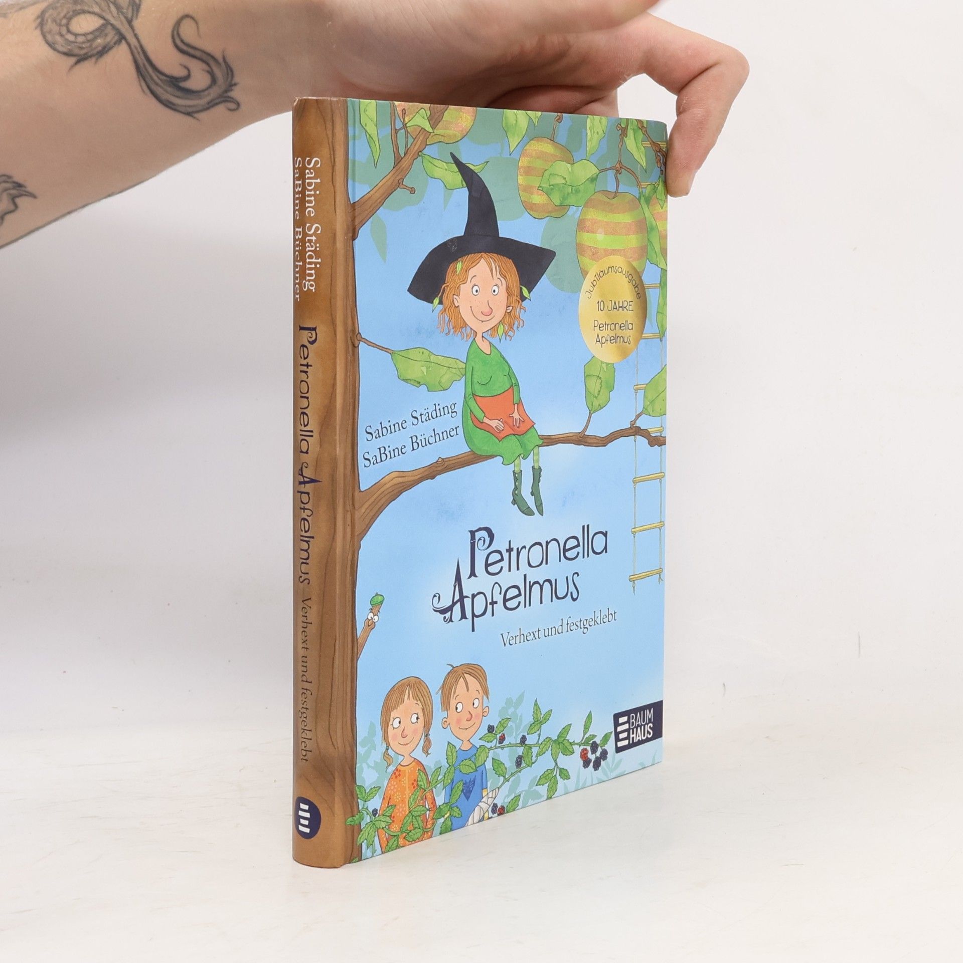Petronella Apfelmus - Verhext und festgeklebt. Jubiläums-Ausgabe. 10 Jahre Petronella - Ausgabe mit Farbschnitt. Ab 8 Jahren