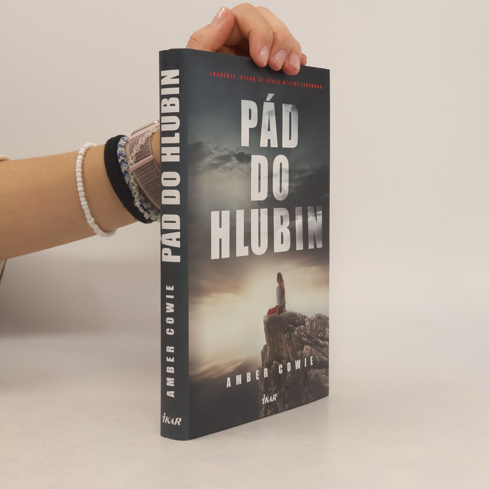 Amber Cowie Pád do hlubin
