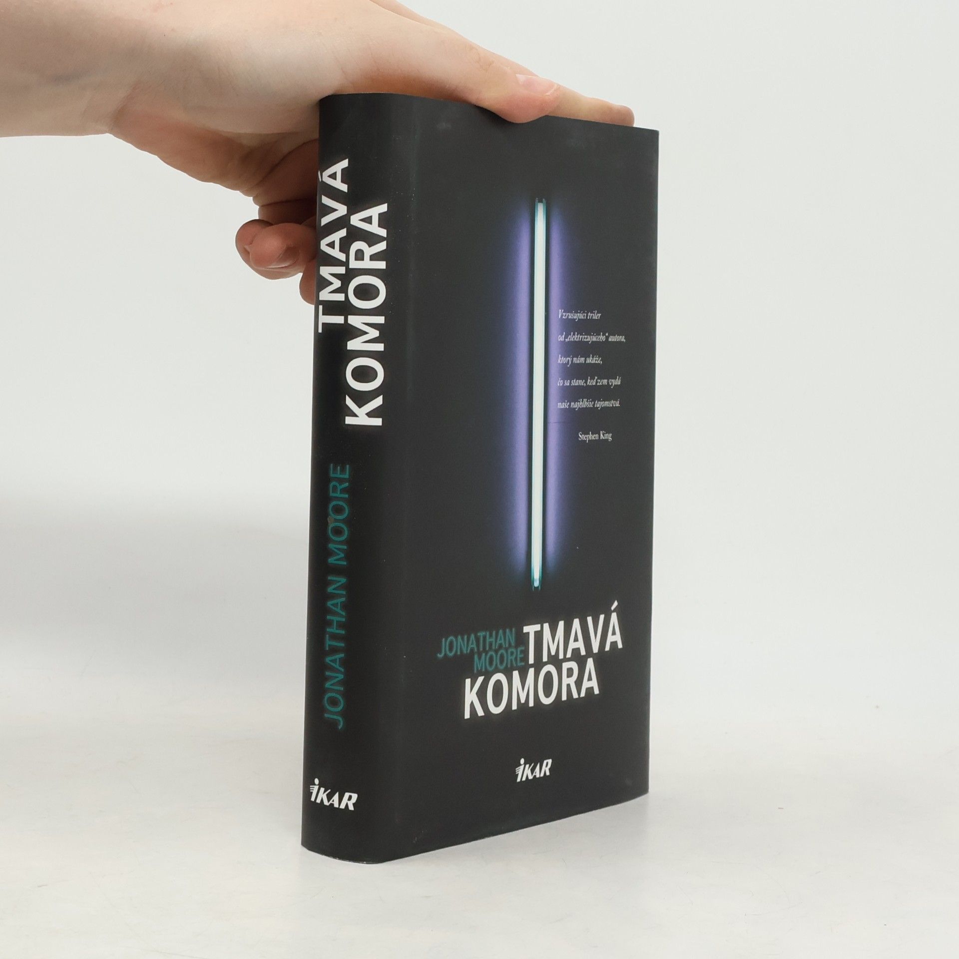 Jonathan Moore Tmavá komora