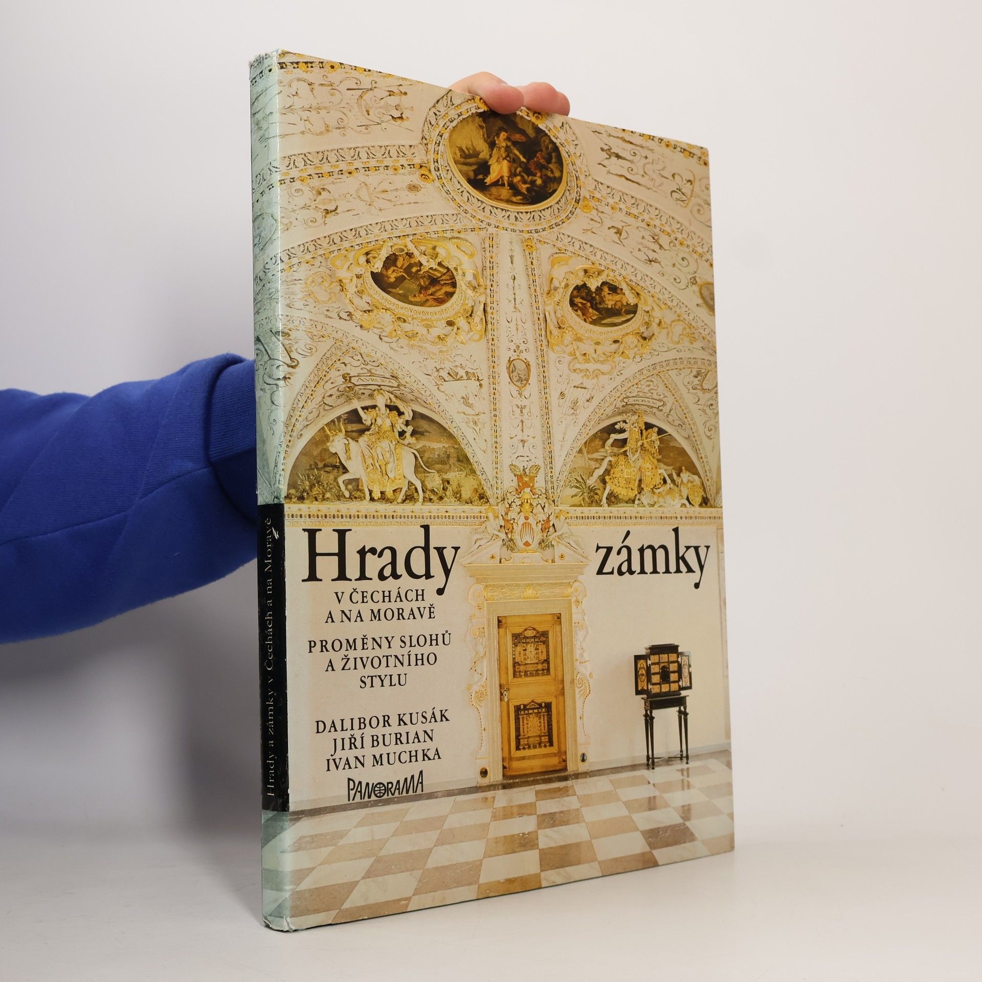 Hrady a zámky v Čechách a na Moravě. Proměny slohů a životního stylu