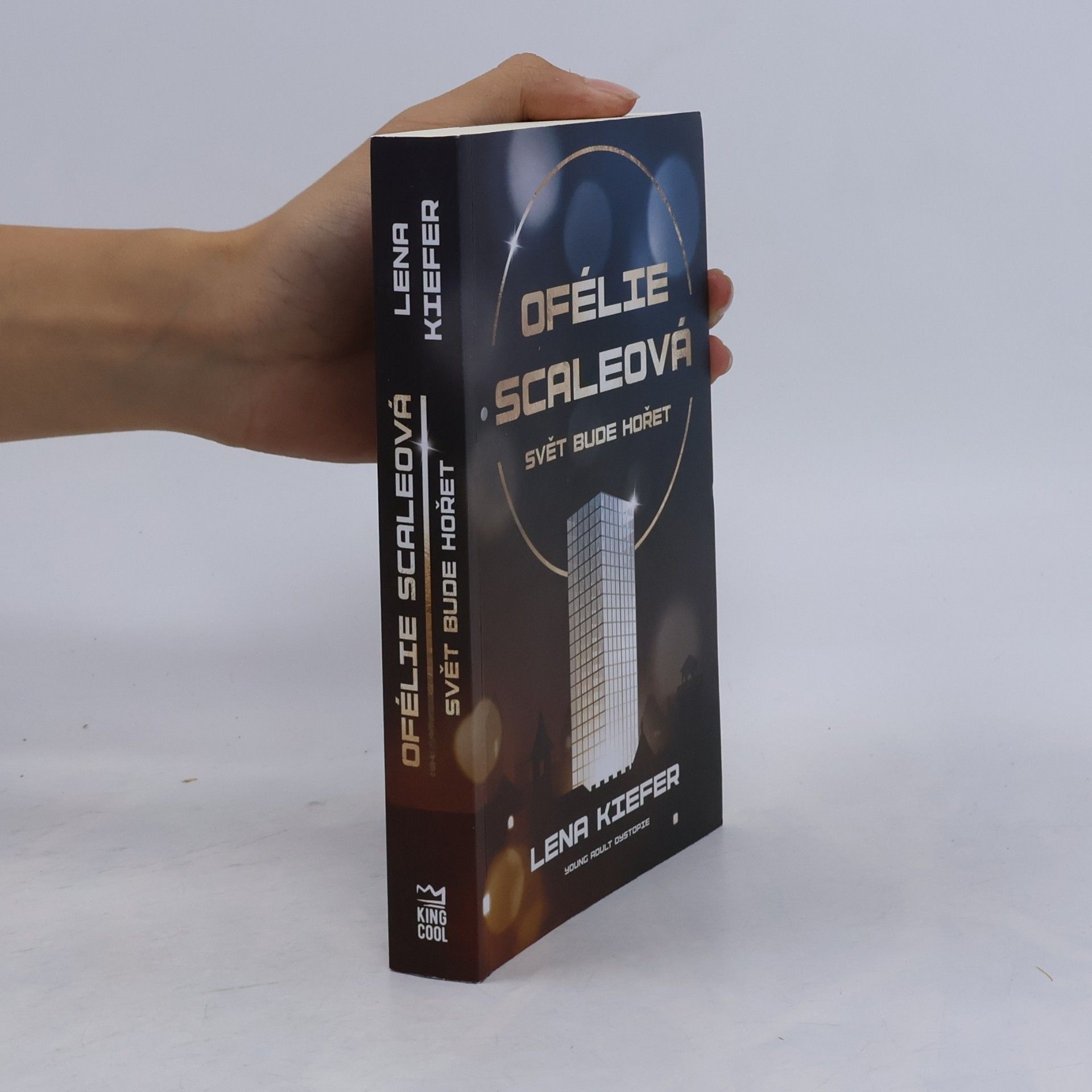 Lena Kiefer Ofélie Scaleová. Svět bude hořet