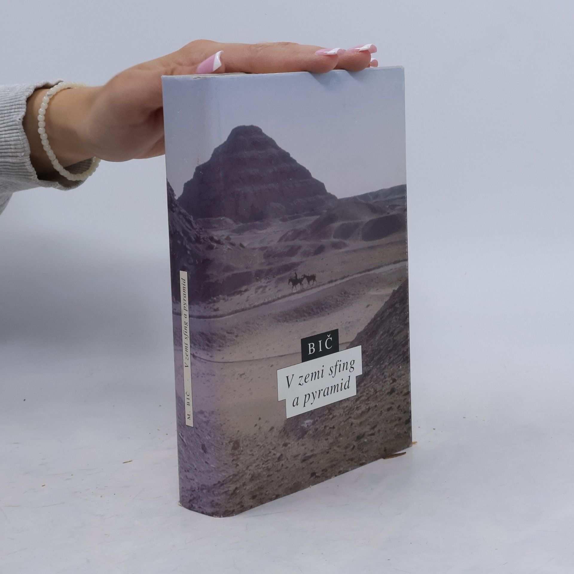 V zemi sfing a pyramid