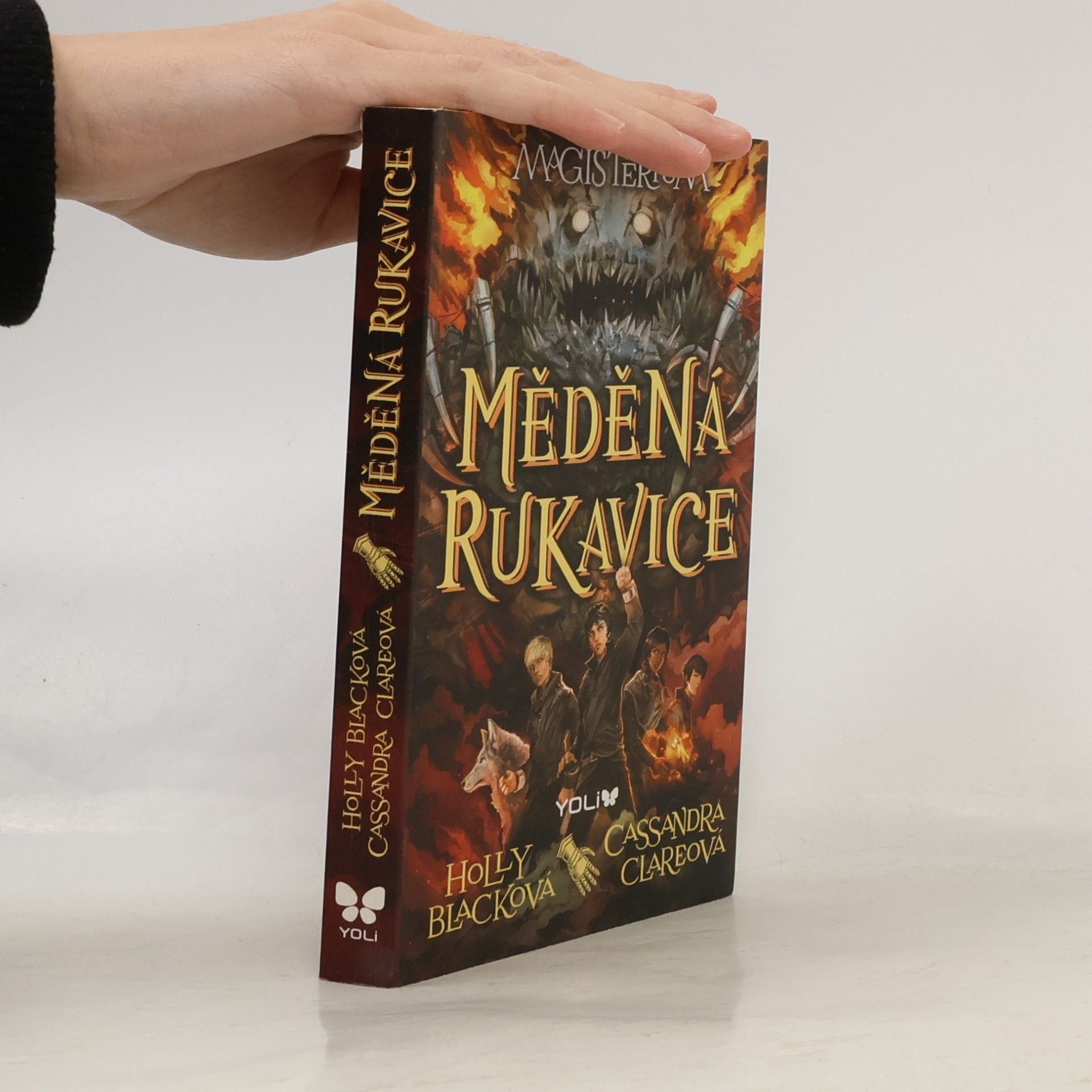 Holly Black Magisterium. Měděná rukavice.