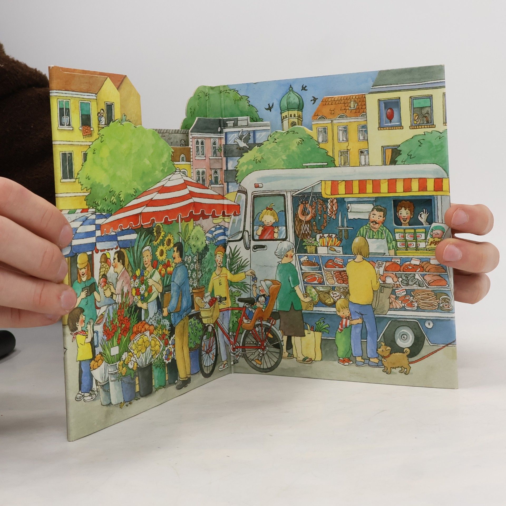 Doris Rübel Wir gehen zum Markt. Kulissenbilderbuch.