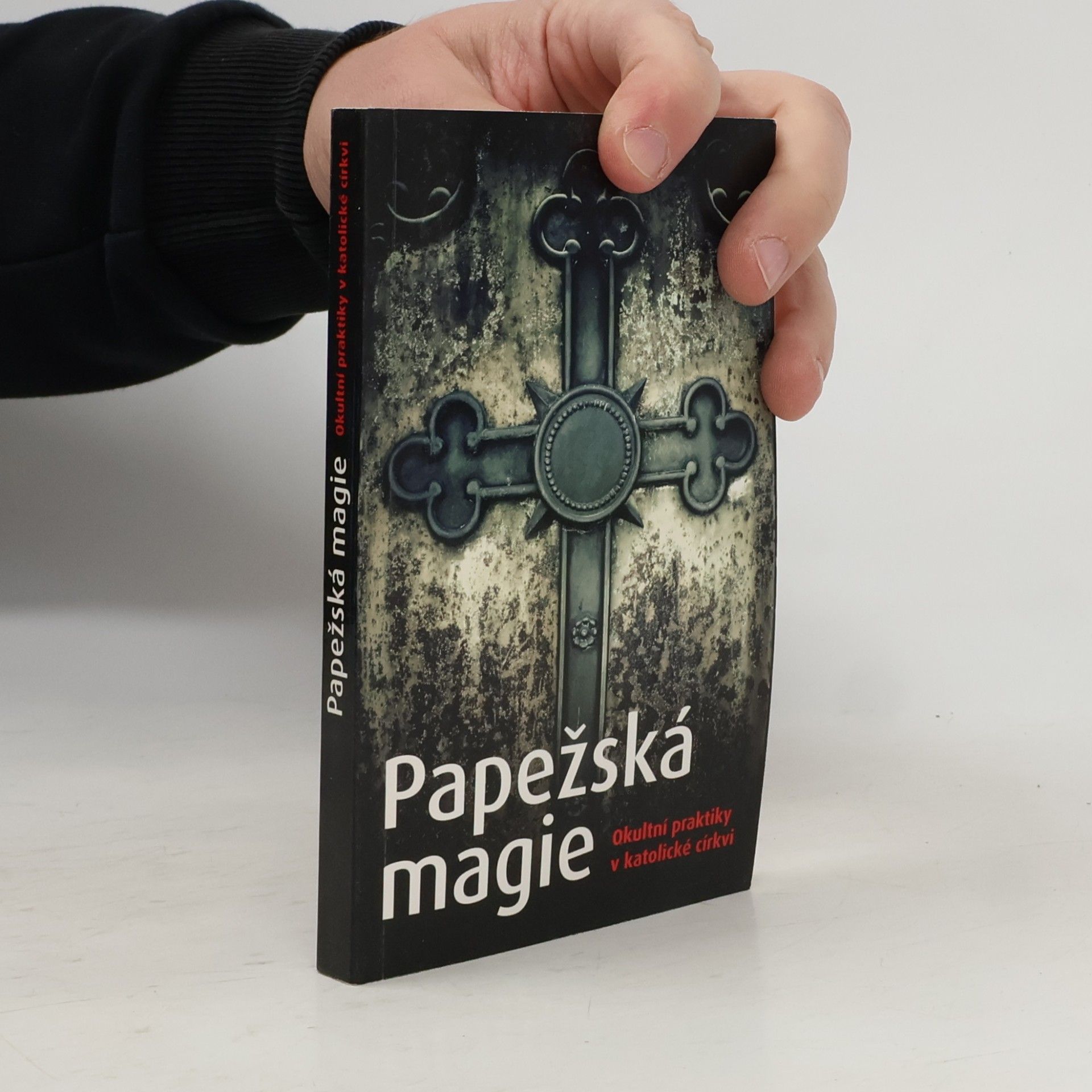 Simon Papežská magie. Okultní praktiky v katolické církvi.