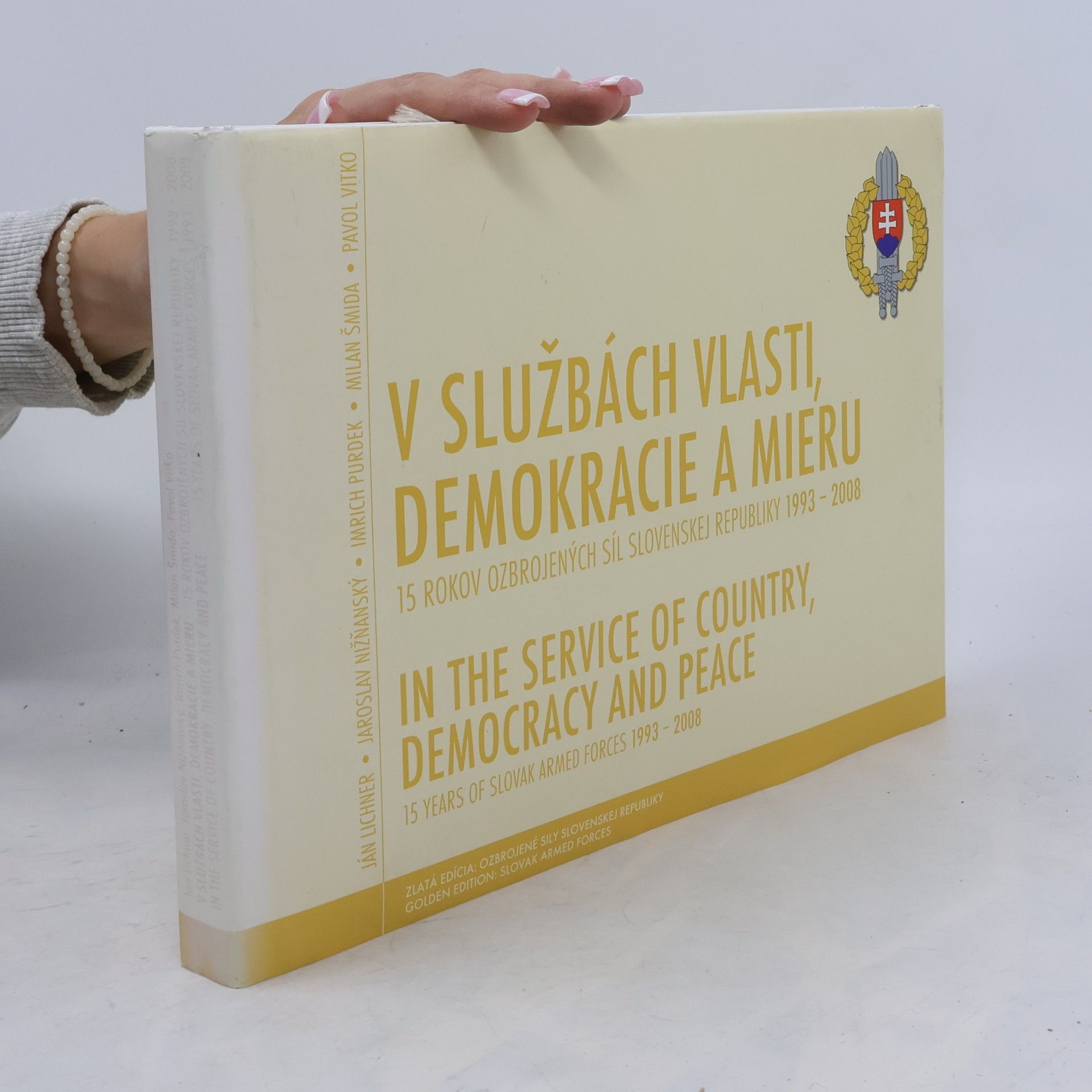 V službách vlasti, demokracie a mieru : 15 rokov ozbrojených síl Slovenskej republiky 1993-2008 = In the service of country, democracy and peace : 15 years of Slovak armed forces 1993-2008