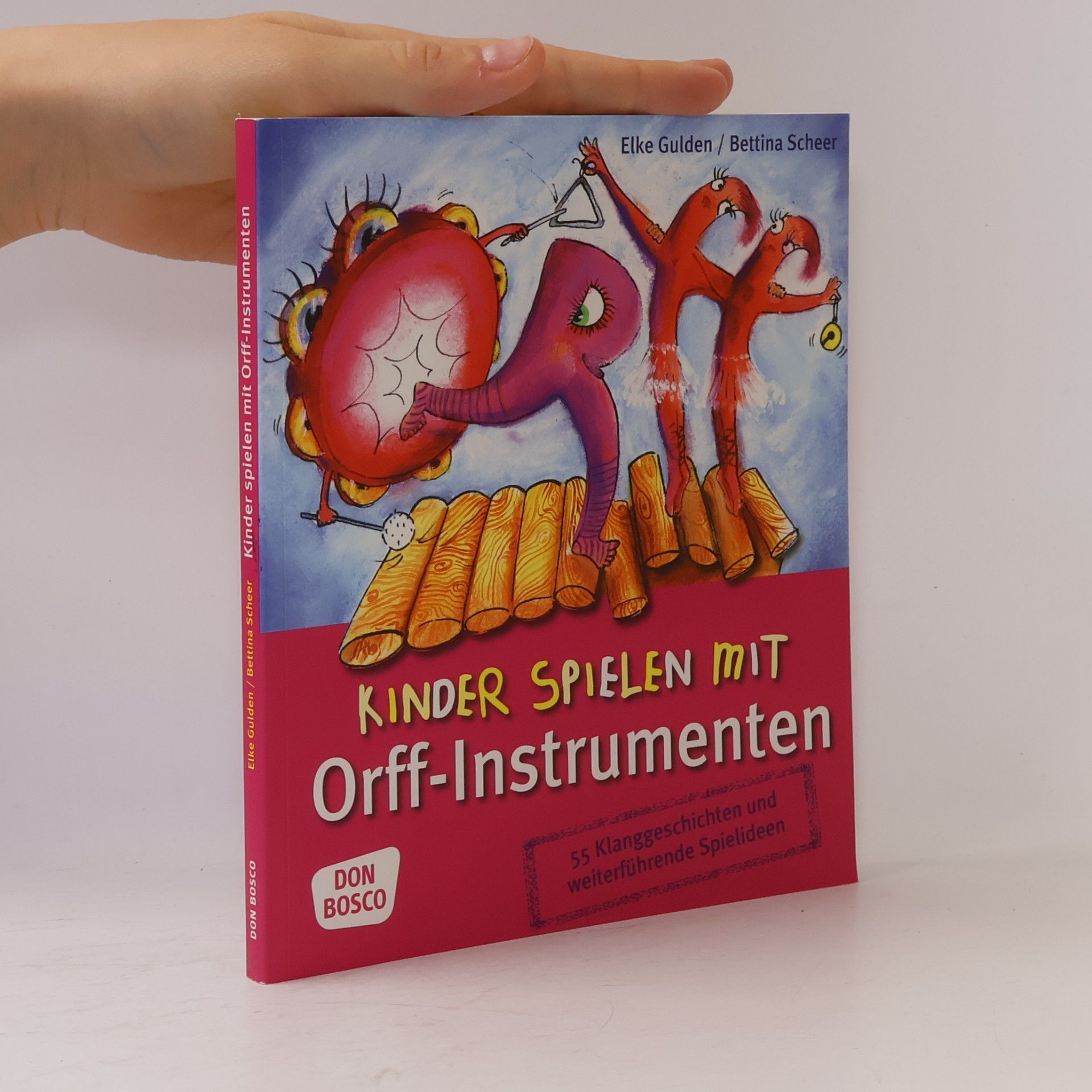 Kinder spielen mit Orff-Instrumenten