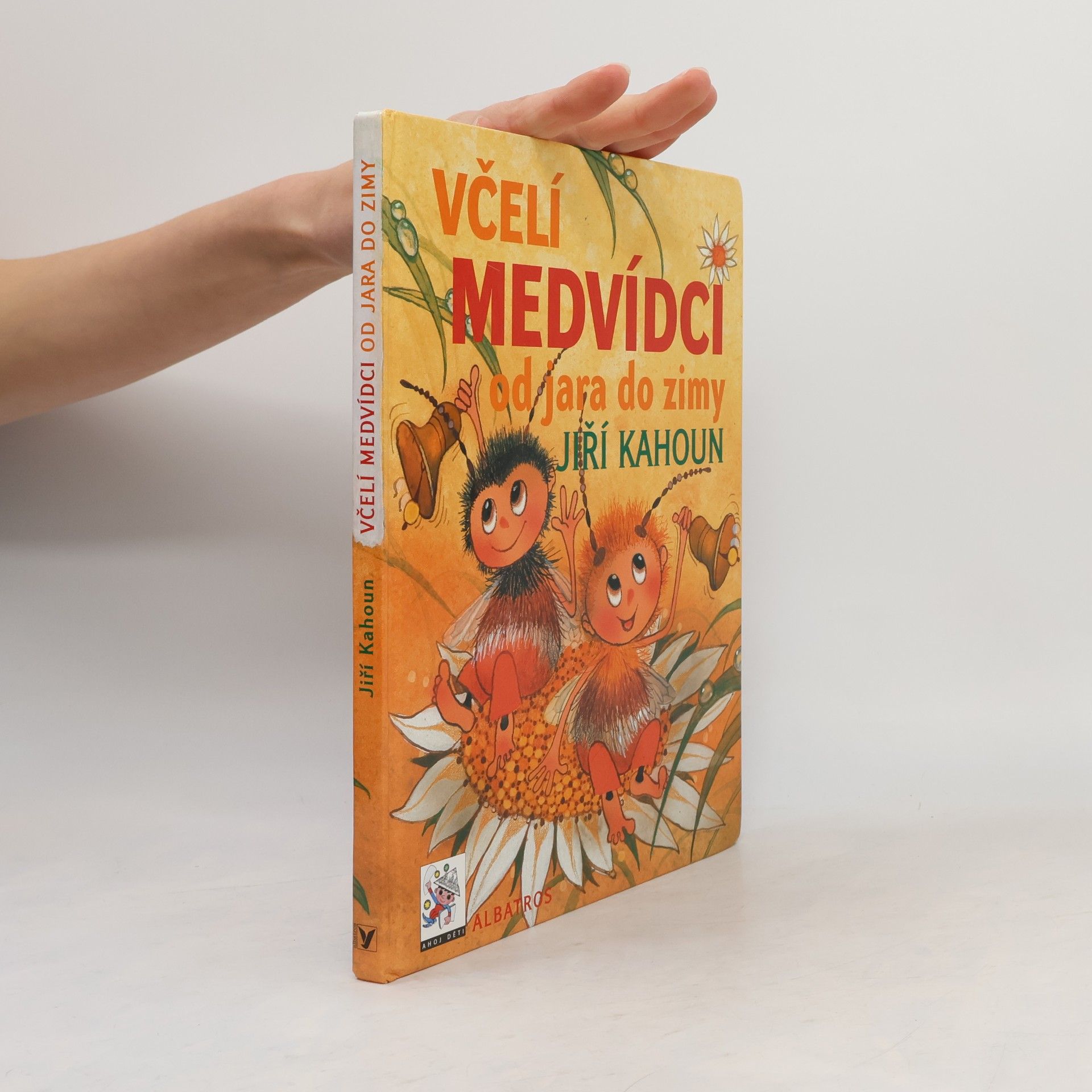 Včelí medvídci od jara do zimy