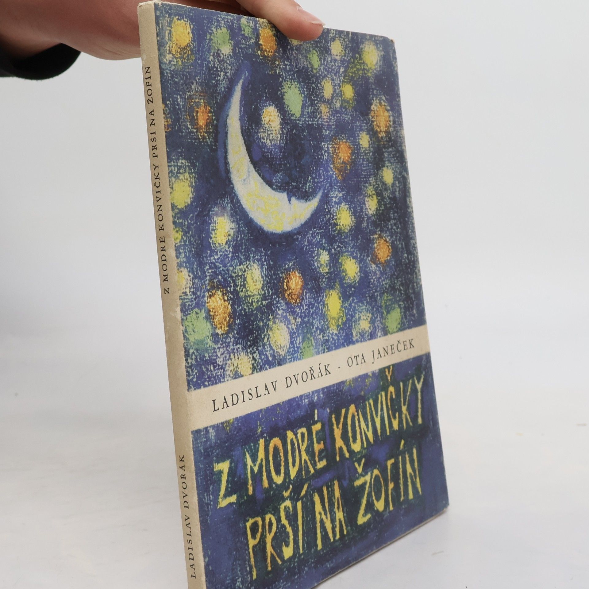 Z modré konvičky prší na Žofín