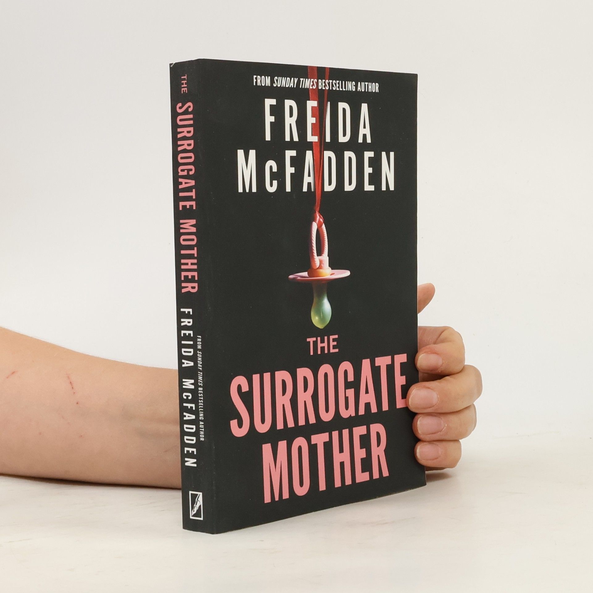 Freida McFadden The Surrogate Mother