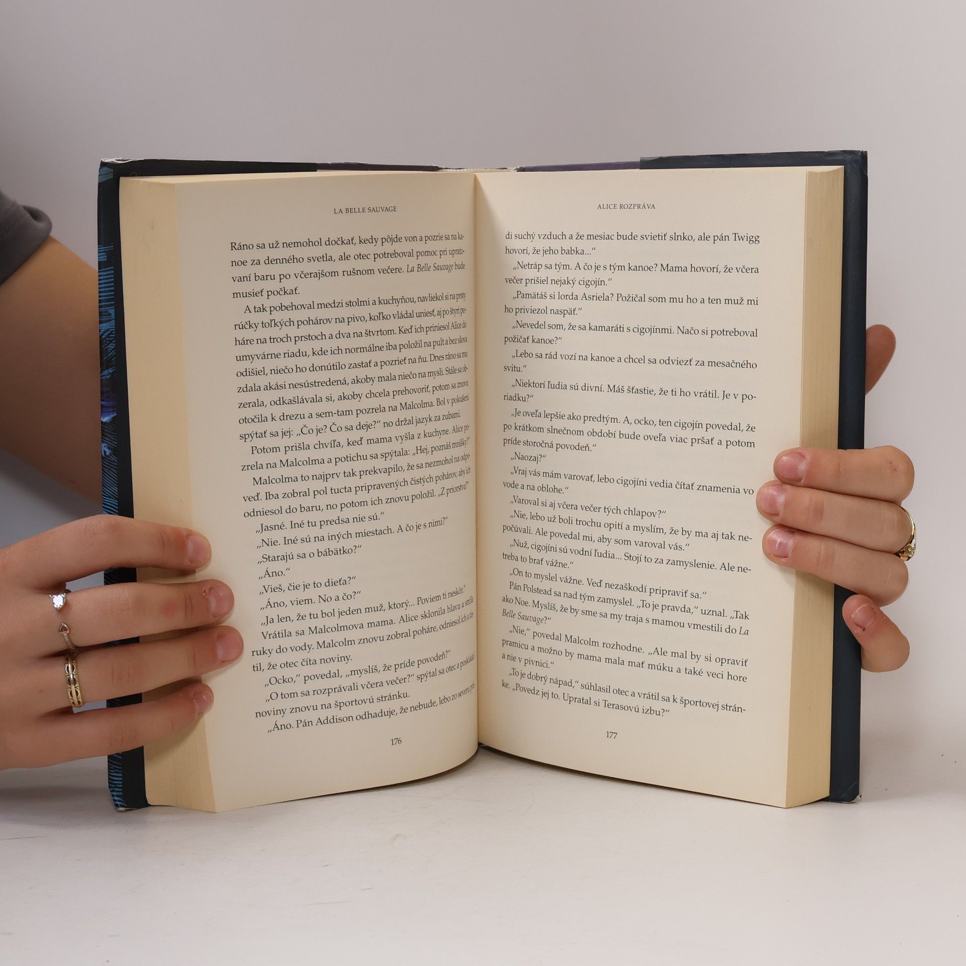 Philip Pullman Kniha Prachu 1: La Belle Sauvage