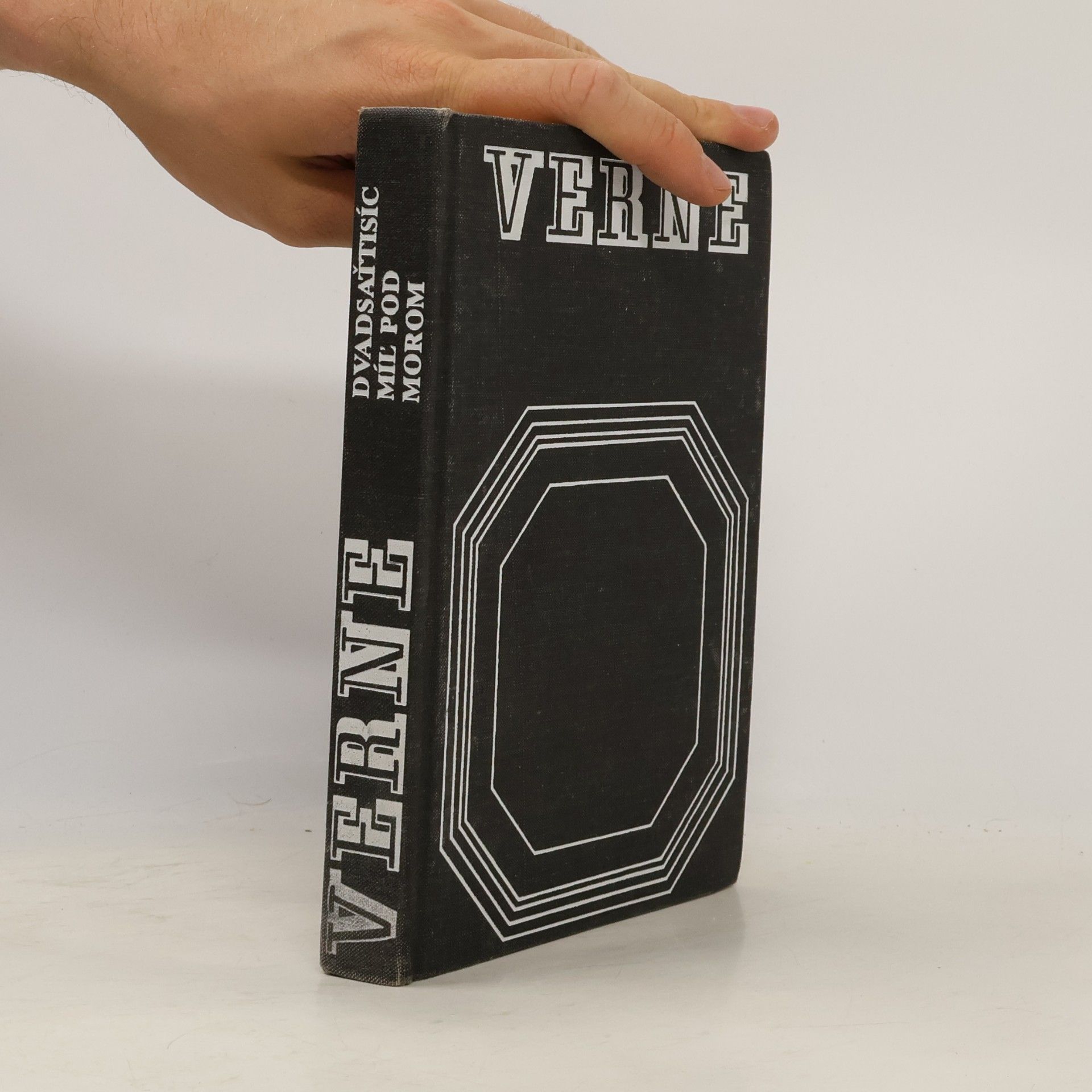 Jules Verne Dvadsaťtisíc míľ pod morom