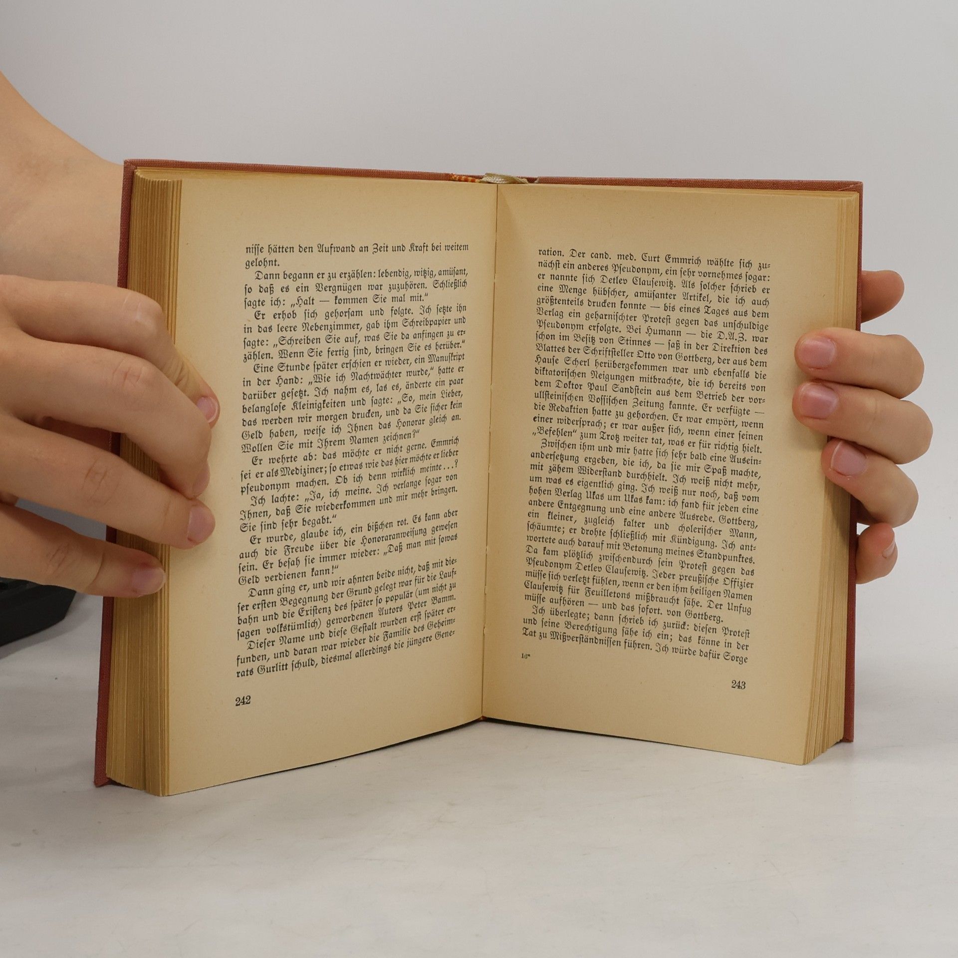 Collectif d'auteurs Der Hintergrund