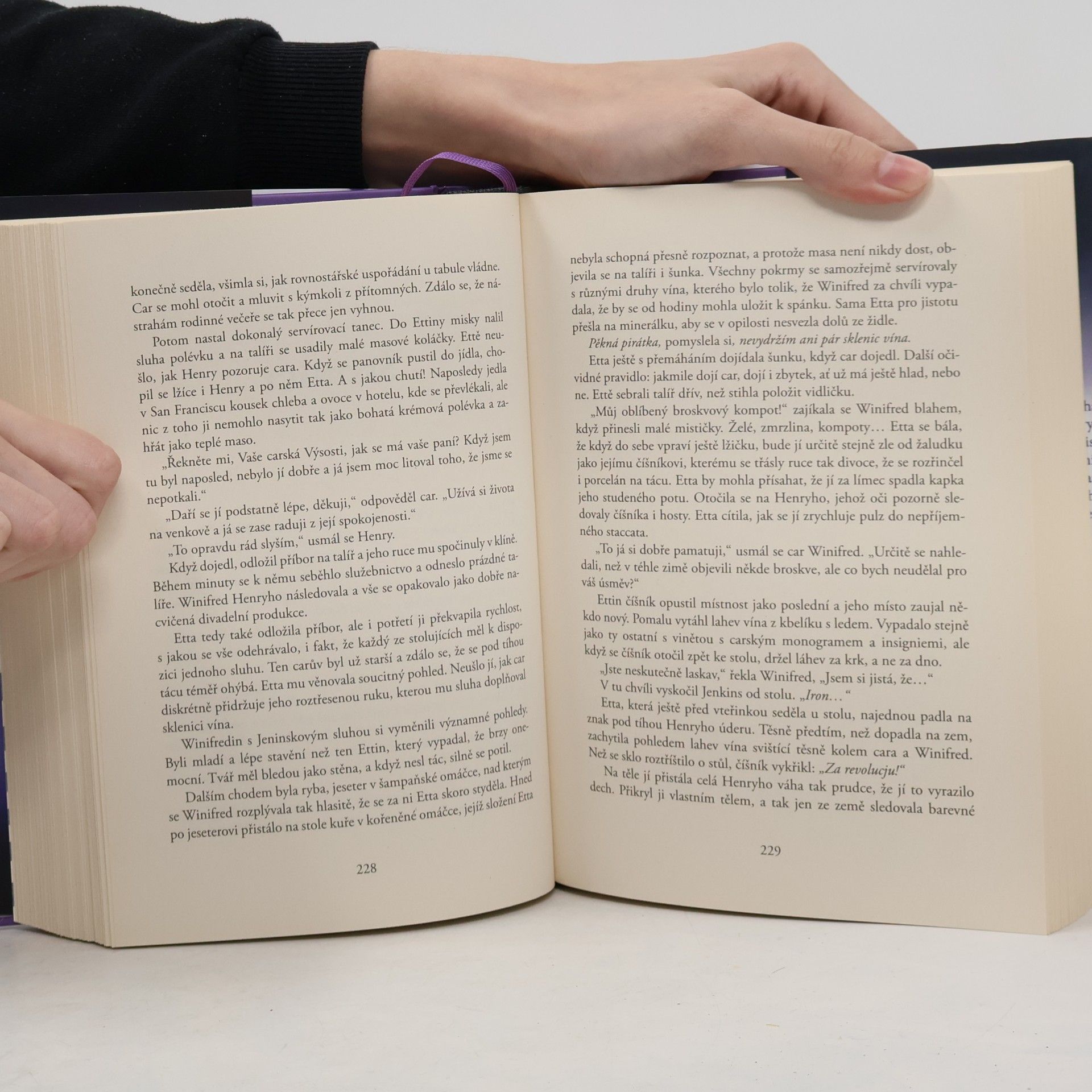 Alexandra Bracken Cestovatelka