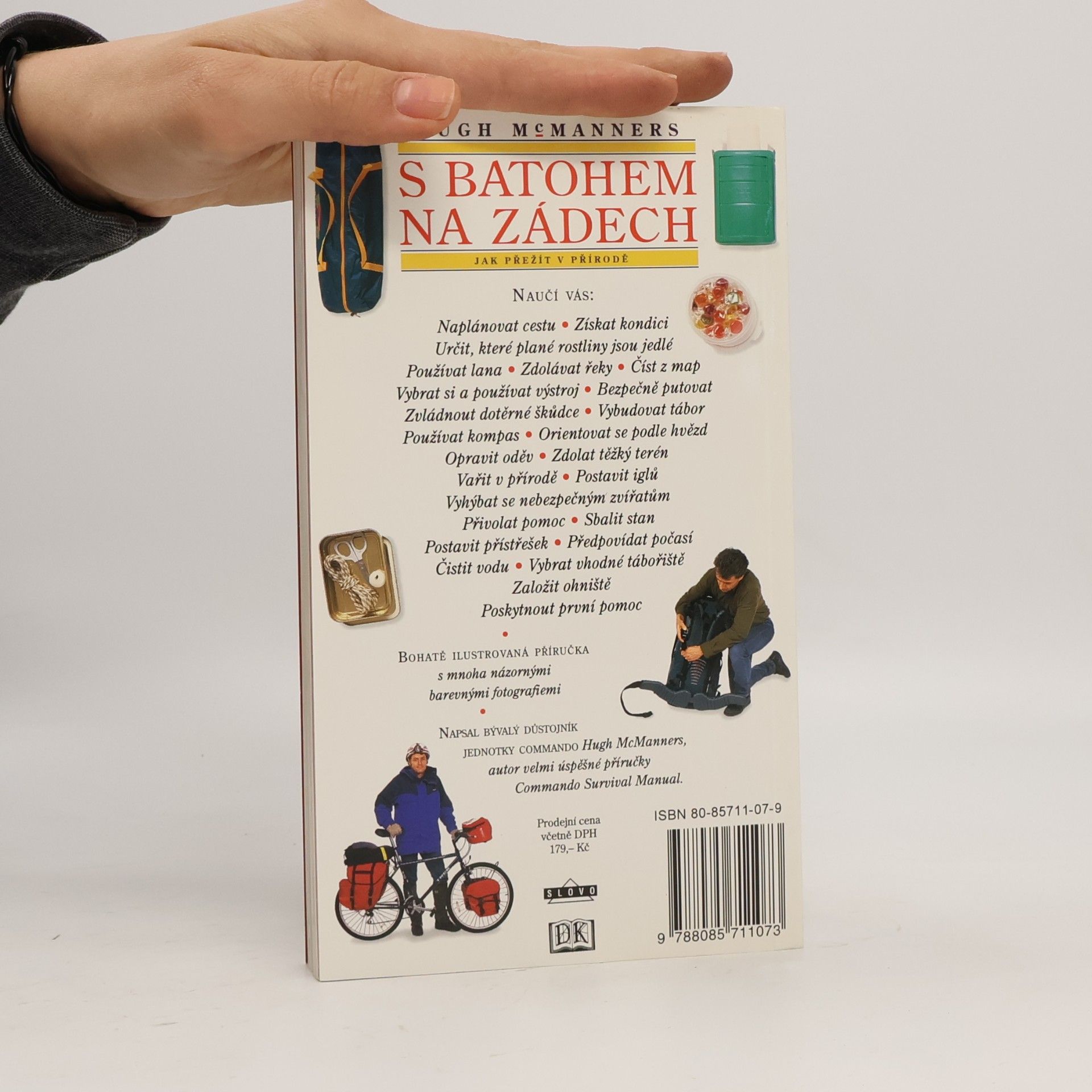 Hugh McManners S batohem na zádech
