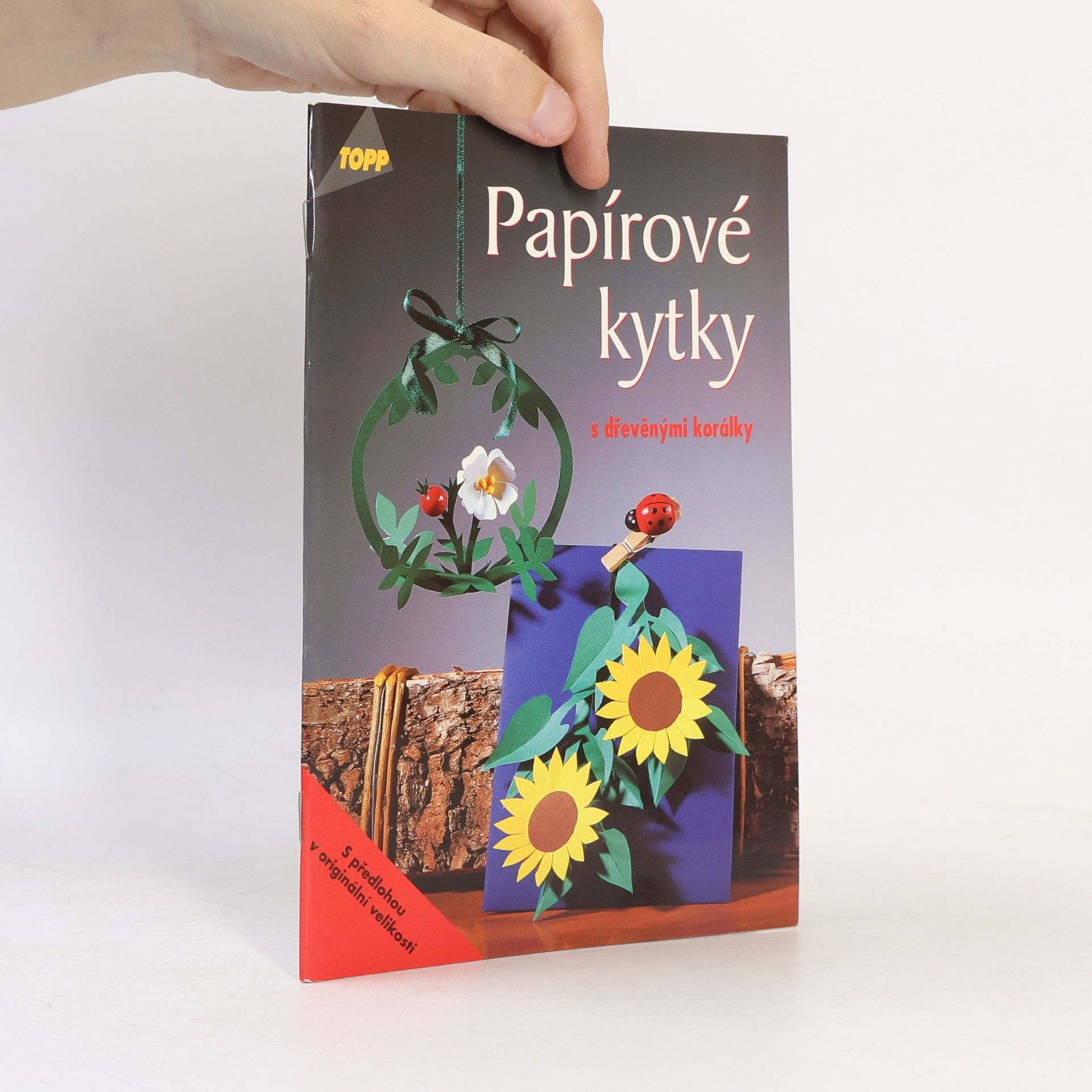Papírové kytky s dřevěnými korálky