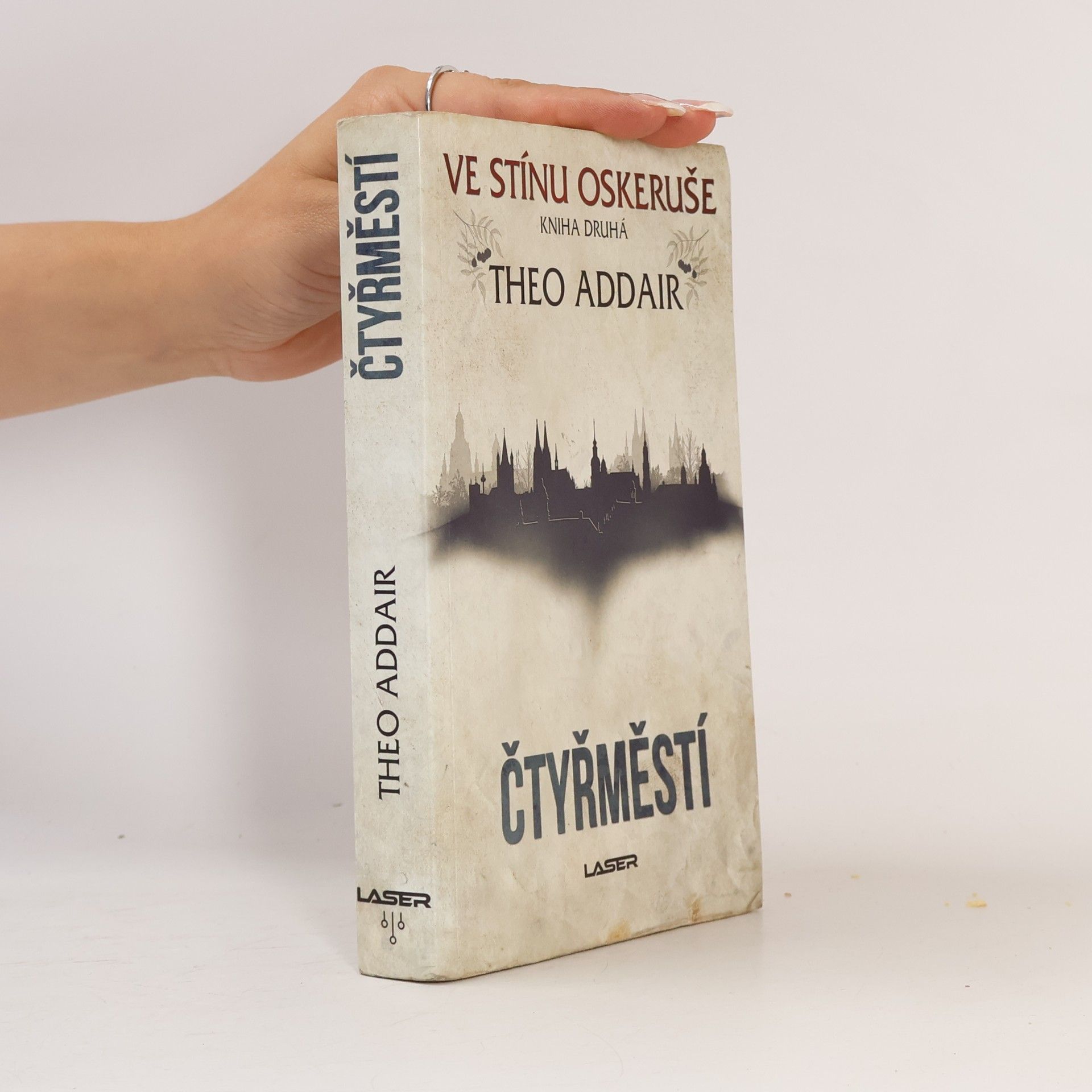 Theo Addair Ve stínu oskeruše (2). Čtyřměstí