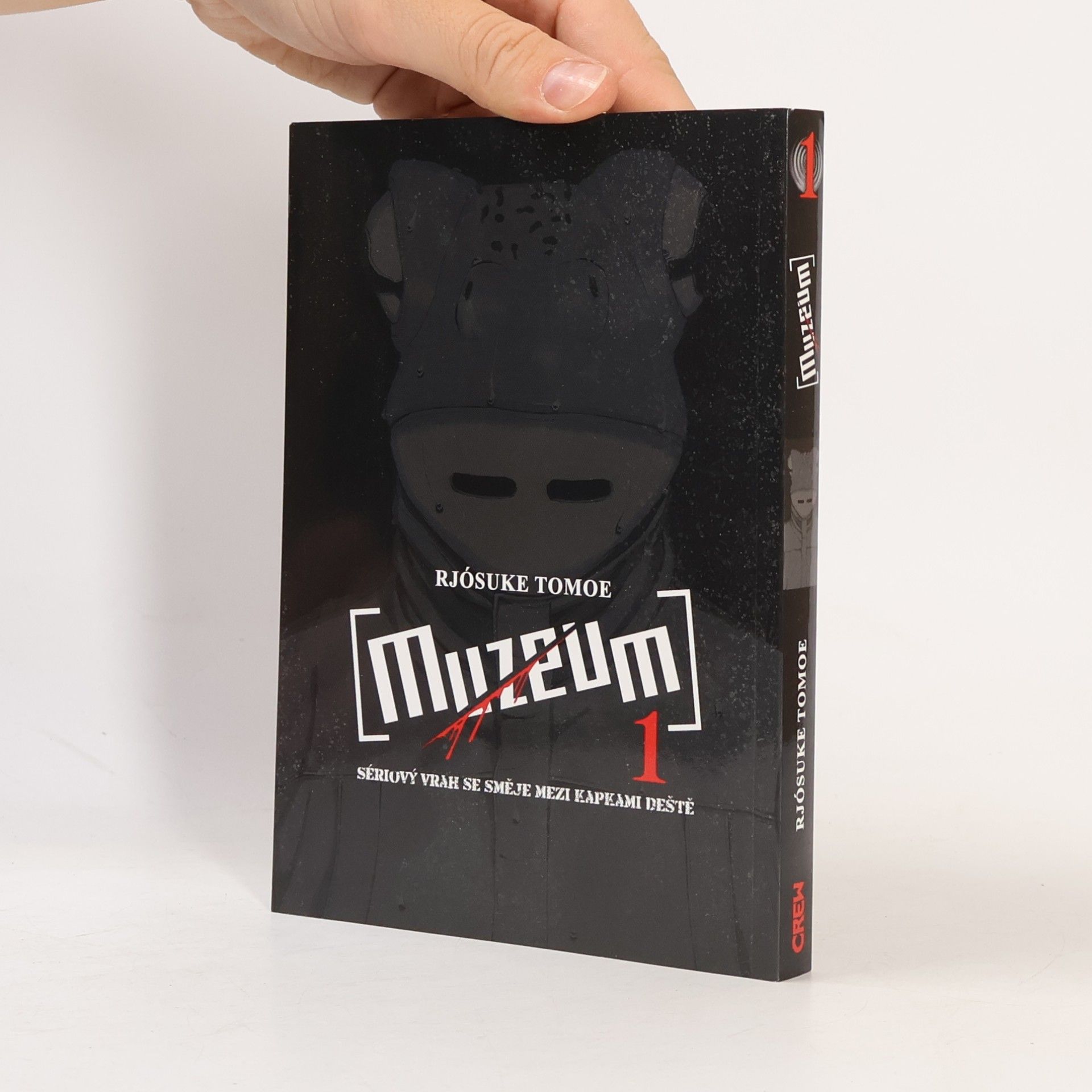 Muzeum. Sériový vrah se směje mezi kapkami deště