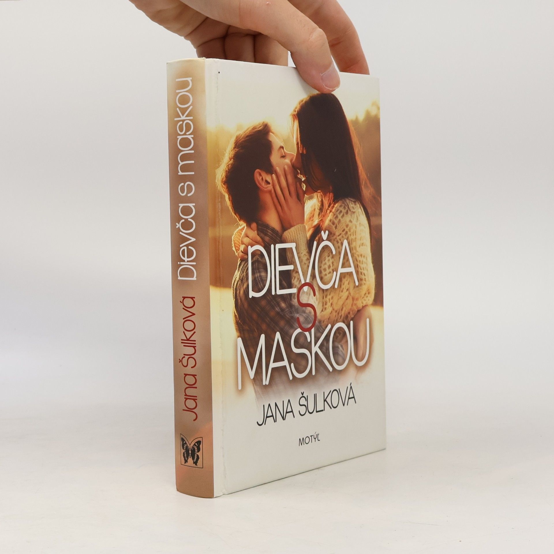 Dievča s maskou