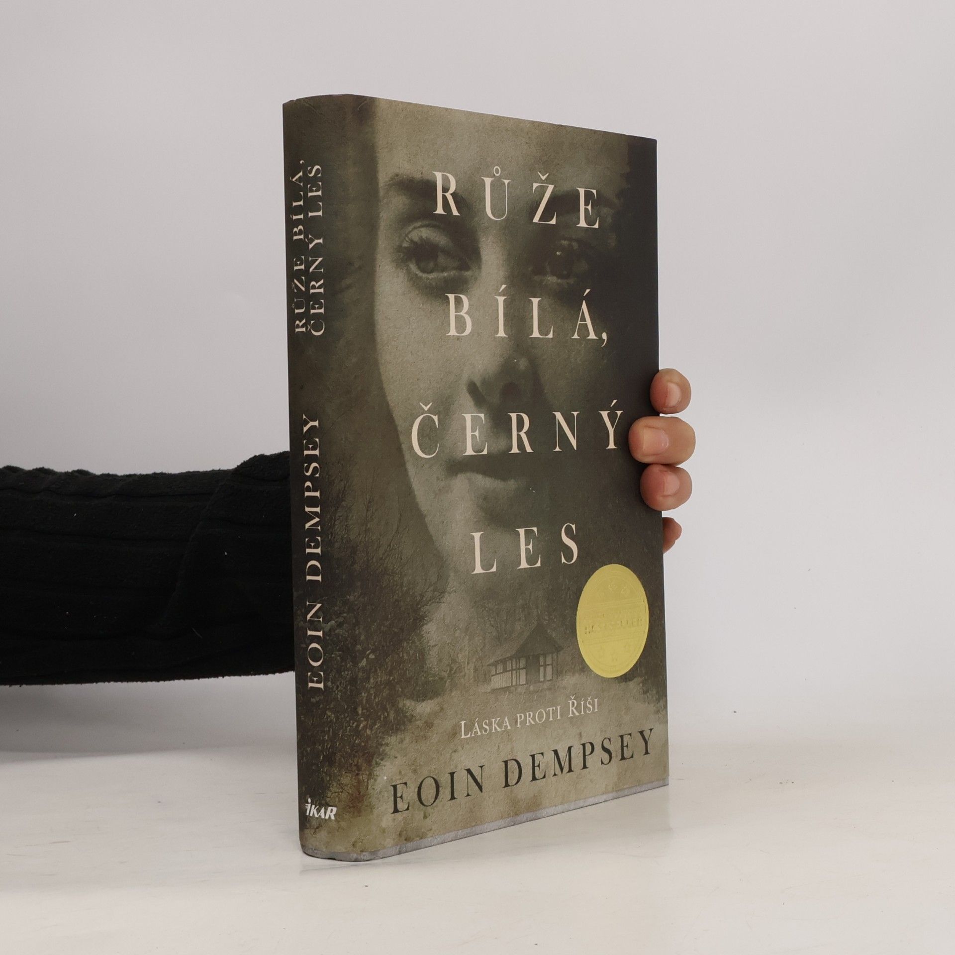 Eoin Dempsey Růže bílá, černý les