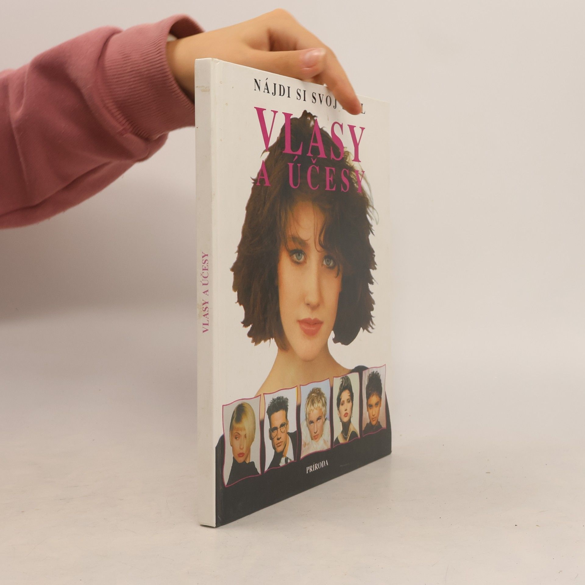 Paula Wood Vlasy a účesy