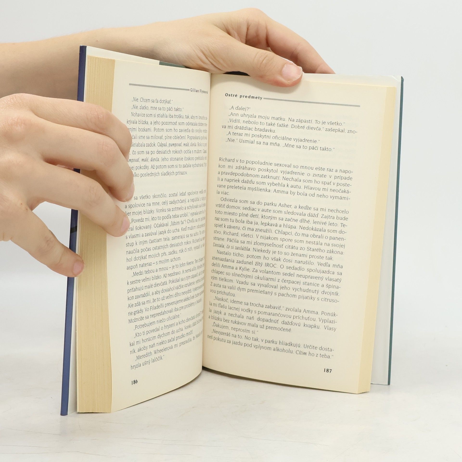 Gillian Flynn Ostré predmety