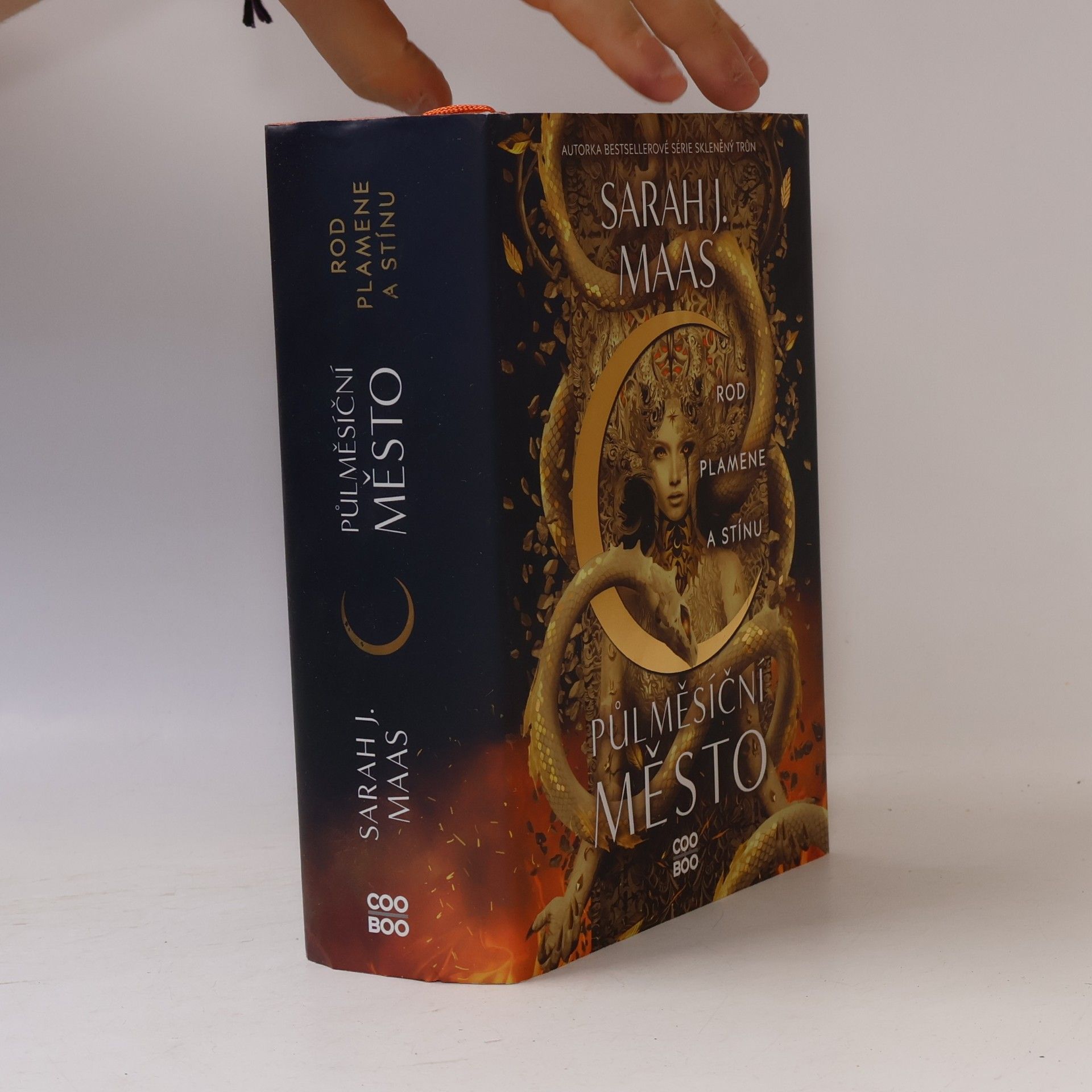 Sarah J. Maas Půlměsíční město. Rod plamene a stínu
