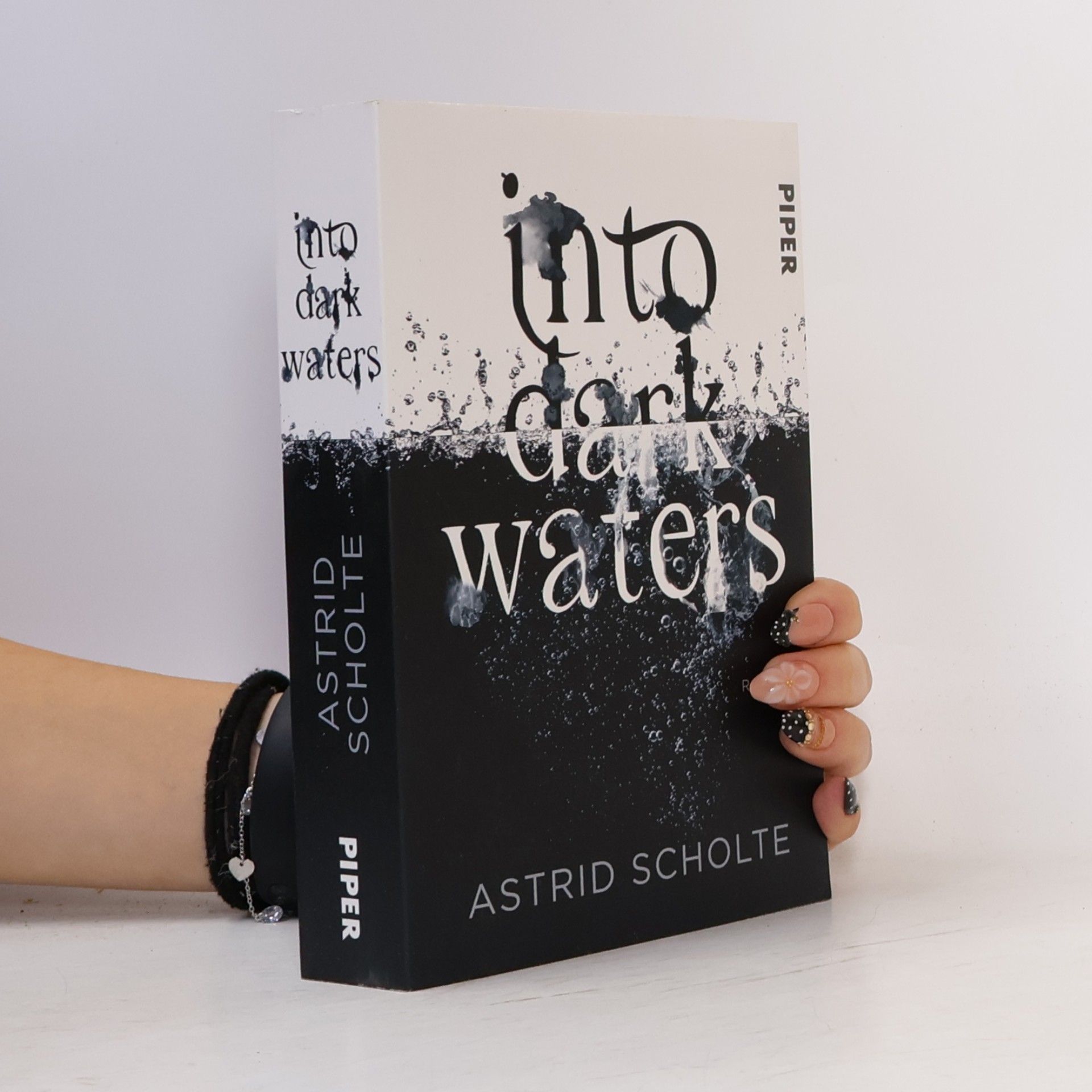 Astrid Scholte Into Dark Waters