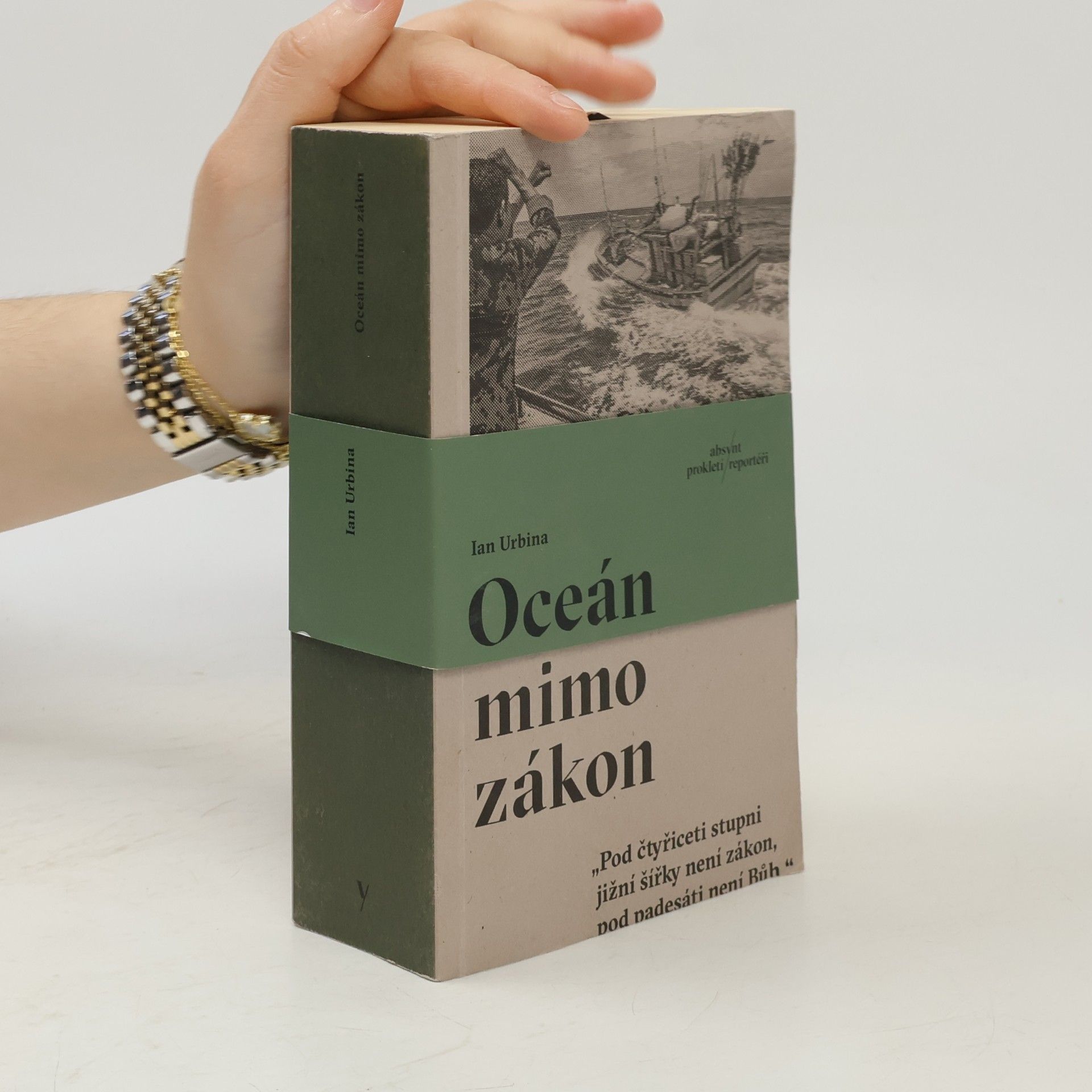 Ian Urbina Oceán mimo zákon
