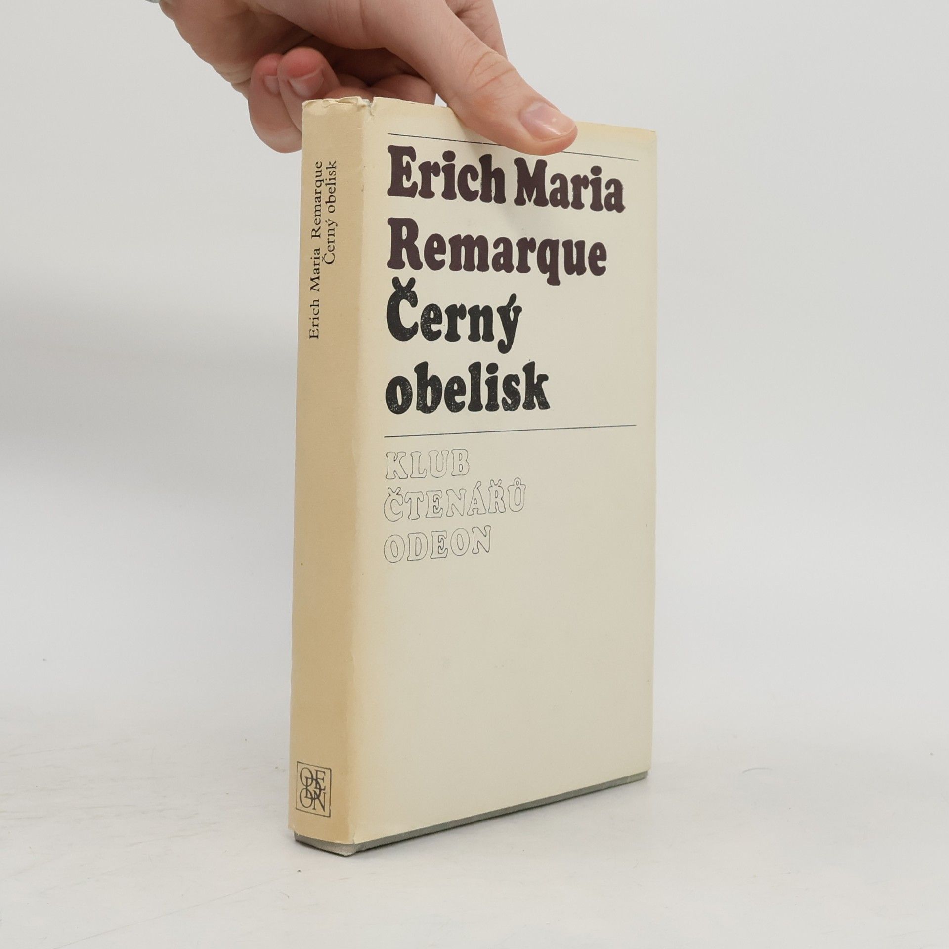 Erich Maria Remarque Černý obelisk