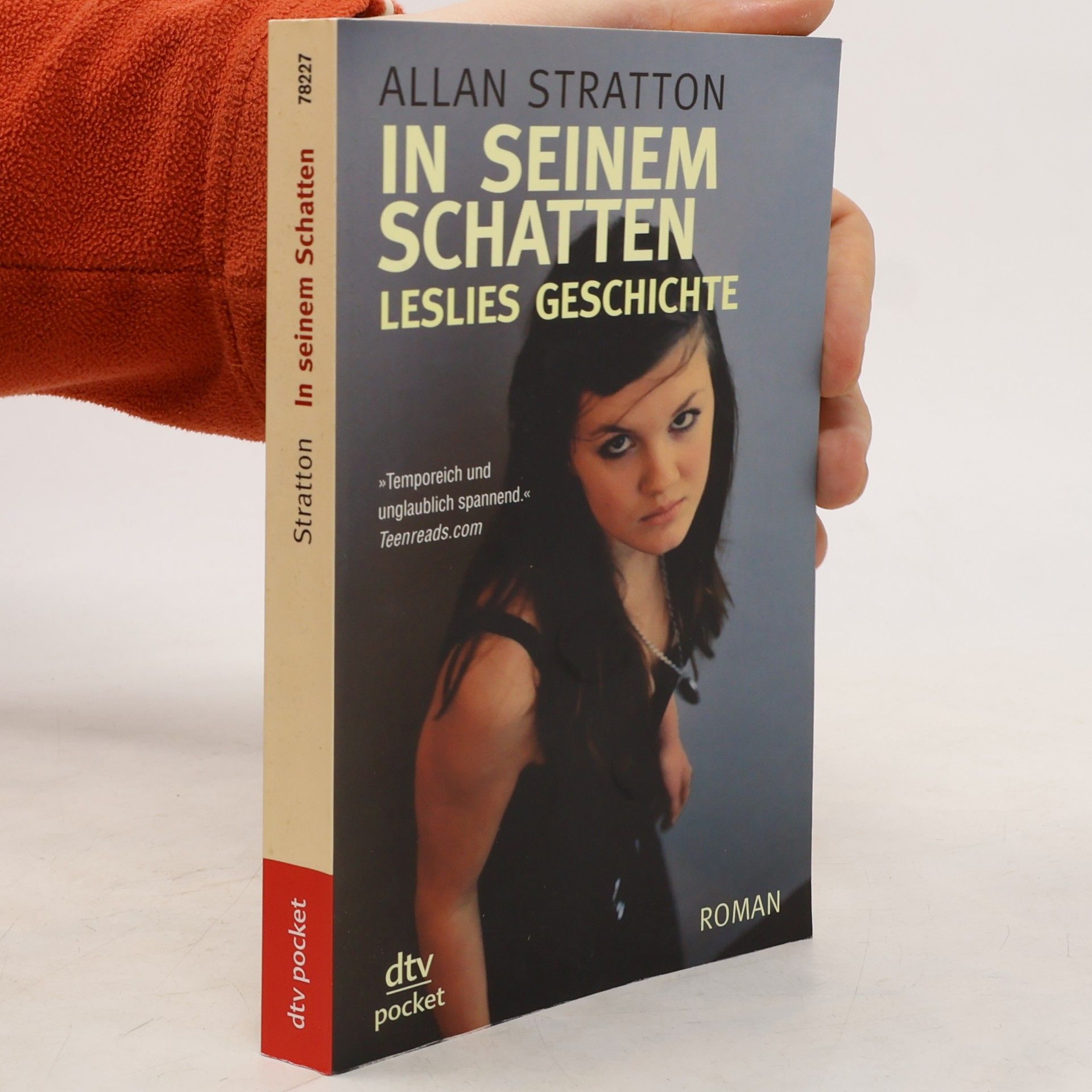 In seinem Schatten