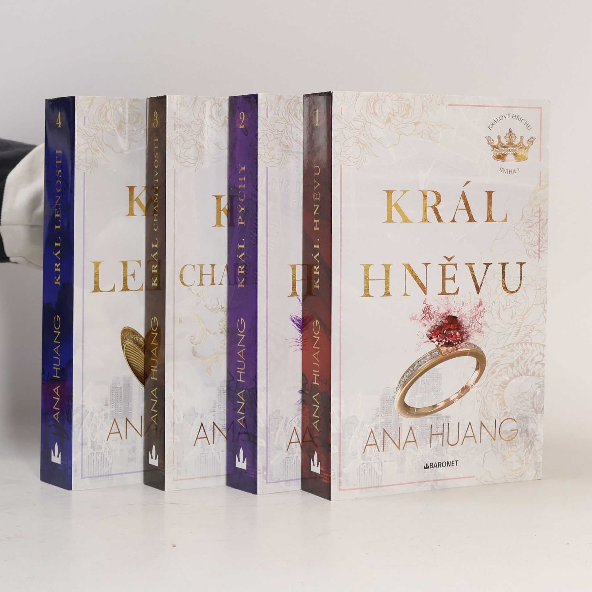 Král hněvu. Král pýchy. Král chamtivosti. Král lenosti