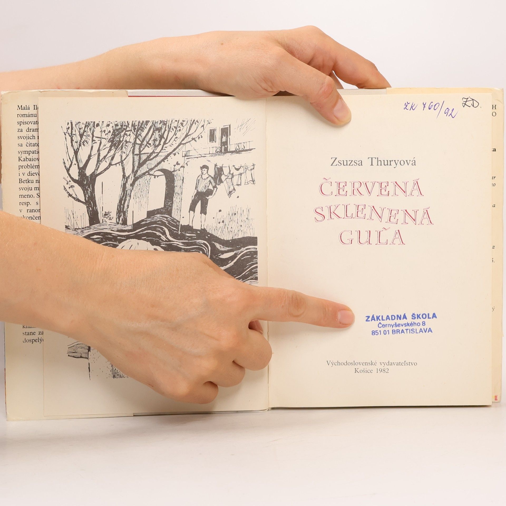 Zsuzsa Thury Červená sklenená guľa