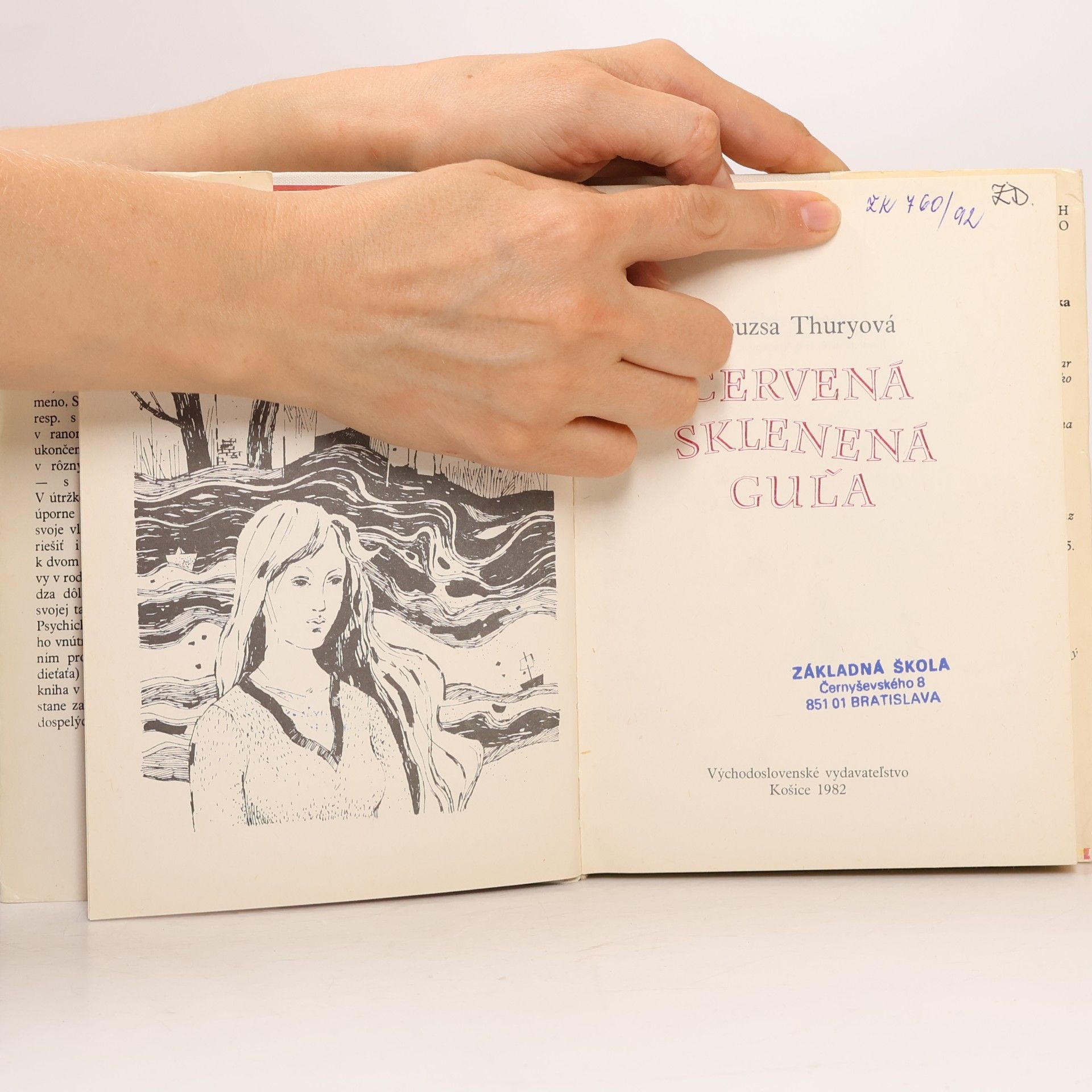 Zsuzsa Thury Červená sklenená guľa