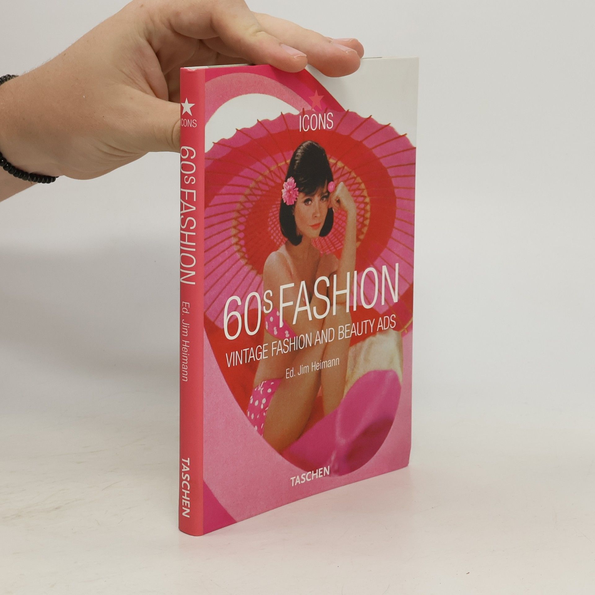 Laura Schooling 60s fashion. Vintage fashion and beauty ads