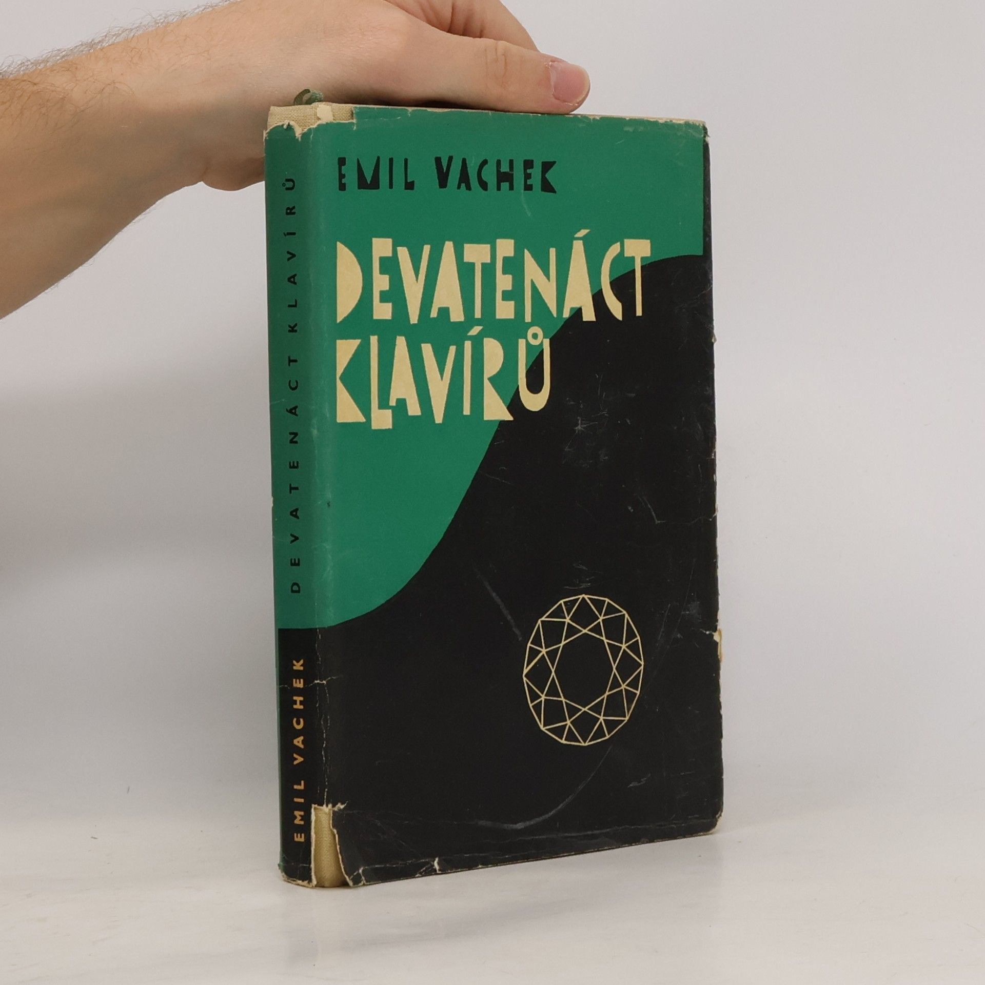 Emil Vachek Devatenáct klavírů