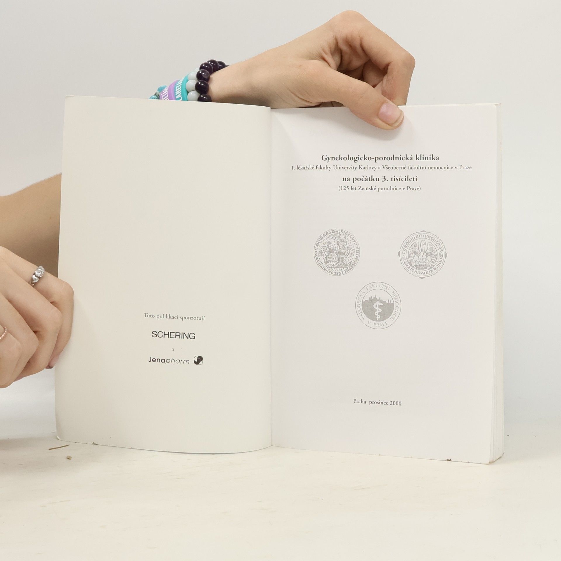 Kolektiv autorů Gynekologicko-porodnická klinika 1. lékařské fakulty Univerzity Karlovy a Všeobecné fakultní nemocnice v Praze na počátku 3.tisíciletí