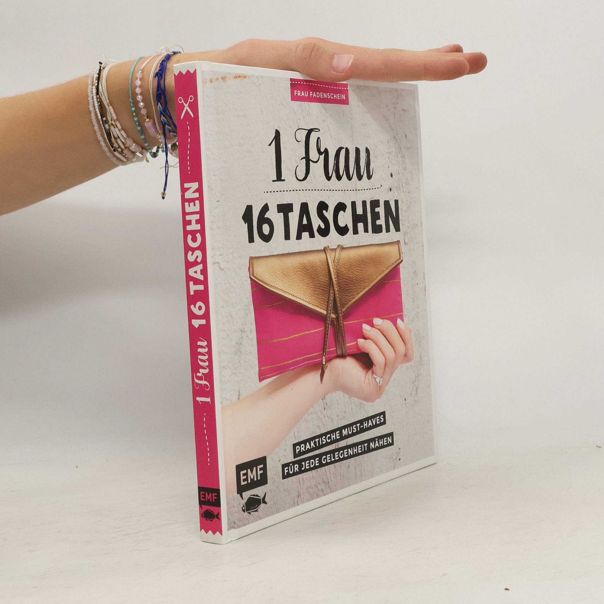 1 Frau 16 Taschen