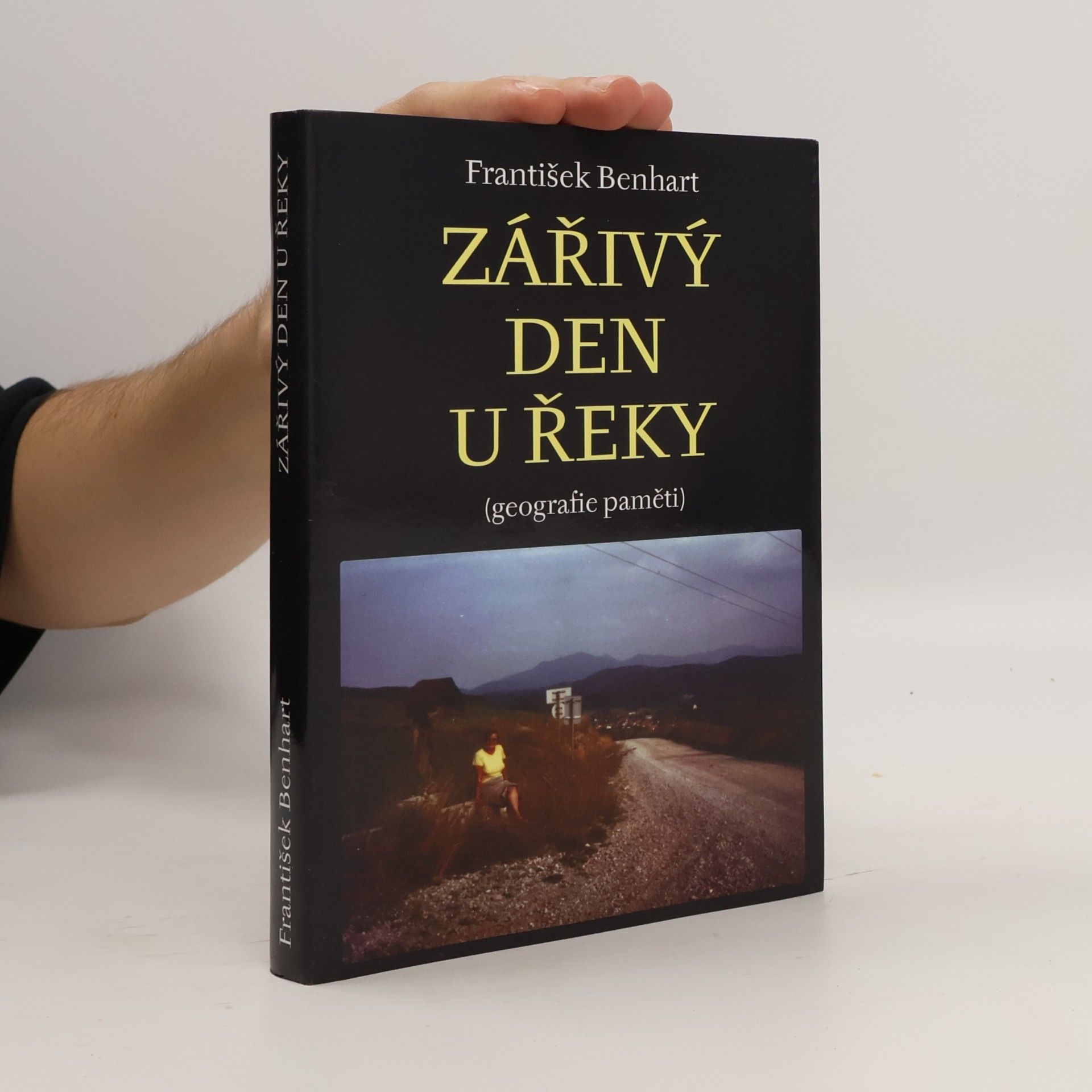Zářivý den u řeky
