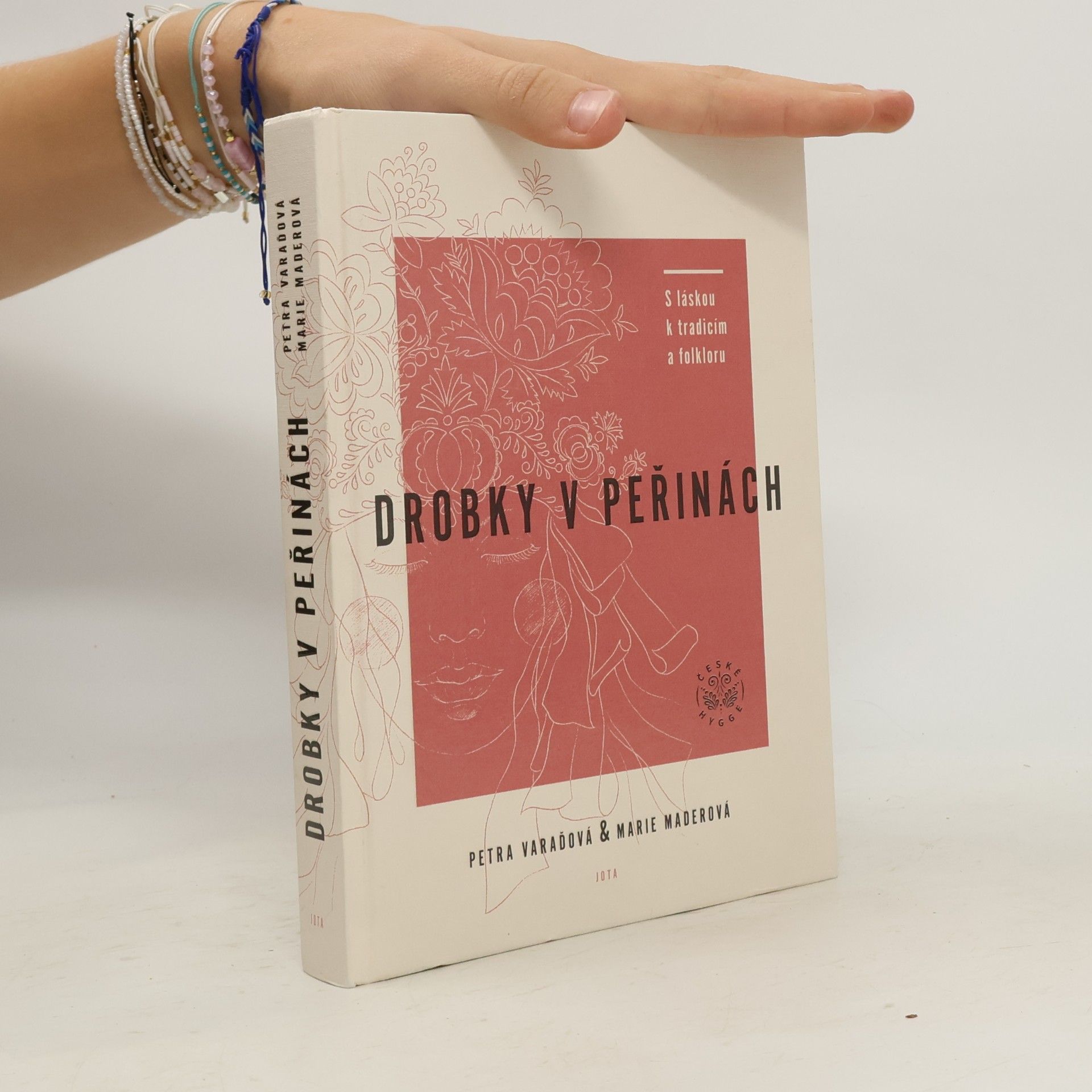 Petra Varaďová Drobky v peřinách. S láskou k tradicím a folkloru