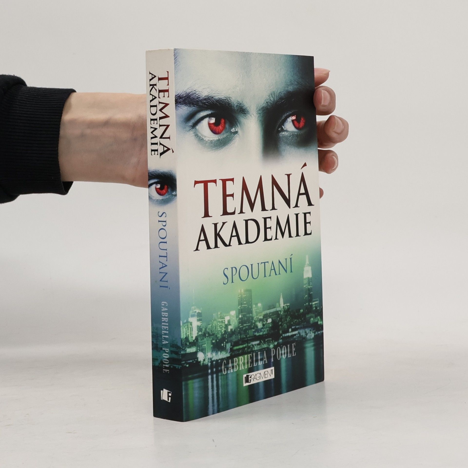 Temná akademie. Spoutaní