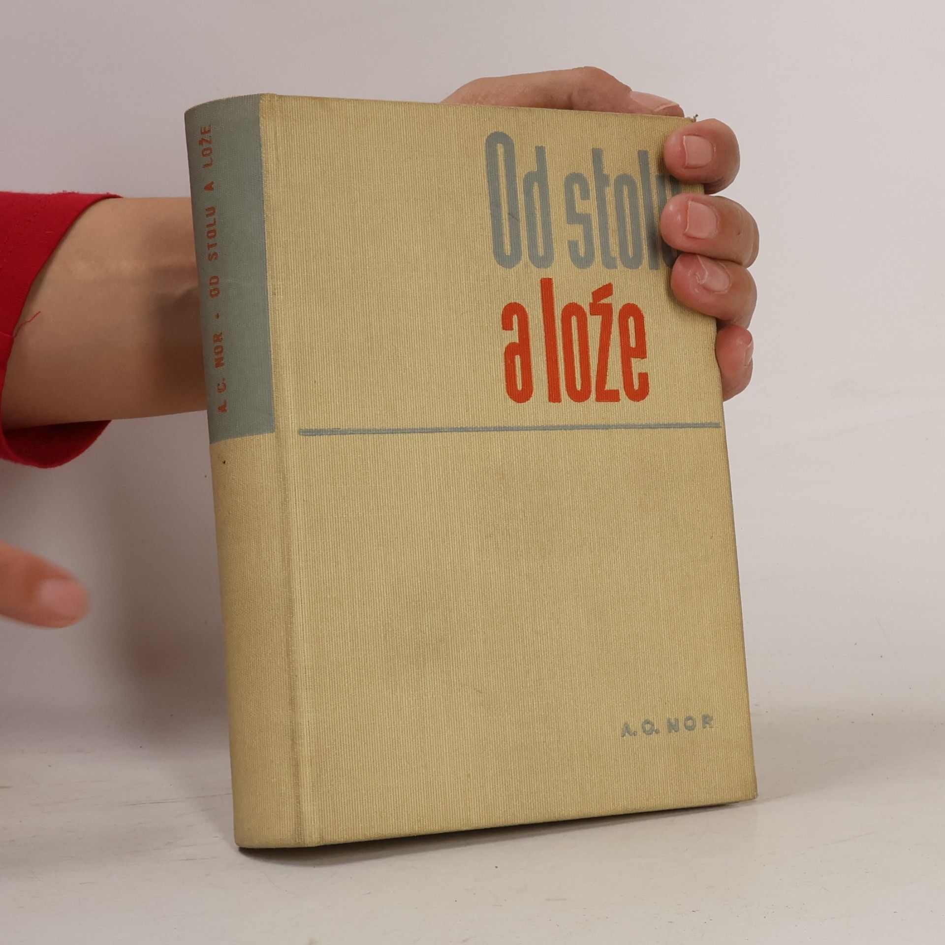 A. C. Nor Od stolu a lože