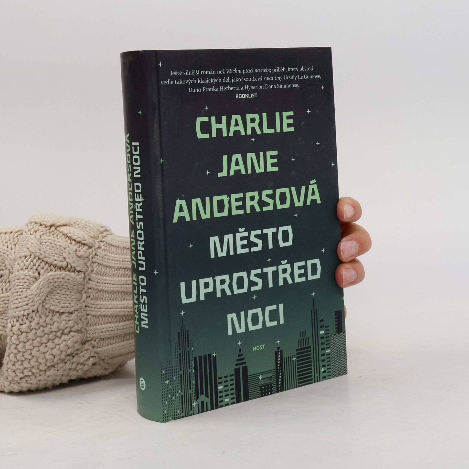Charlie J. Anders Město uprostřed noci
