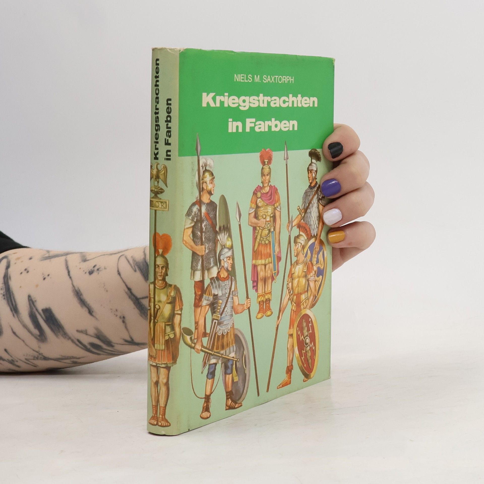 Kriegstrachten in Farben